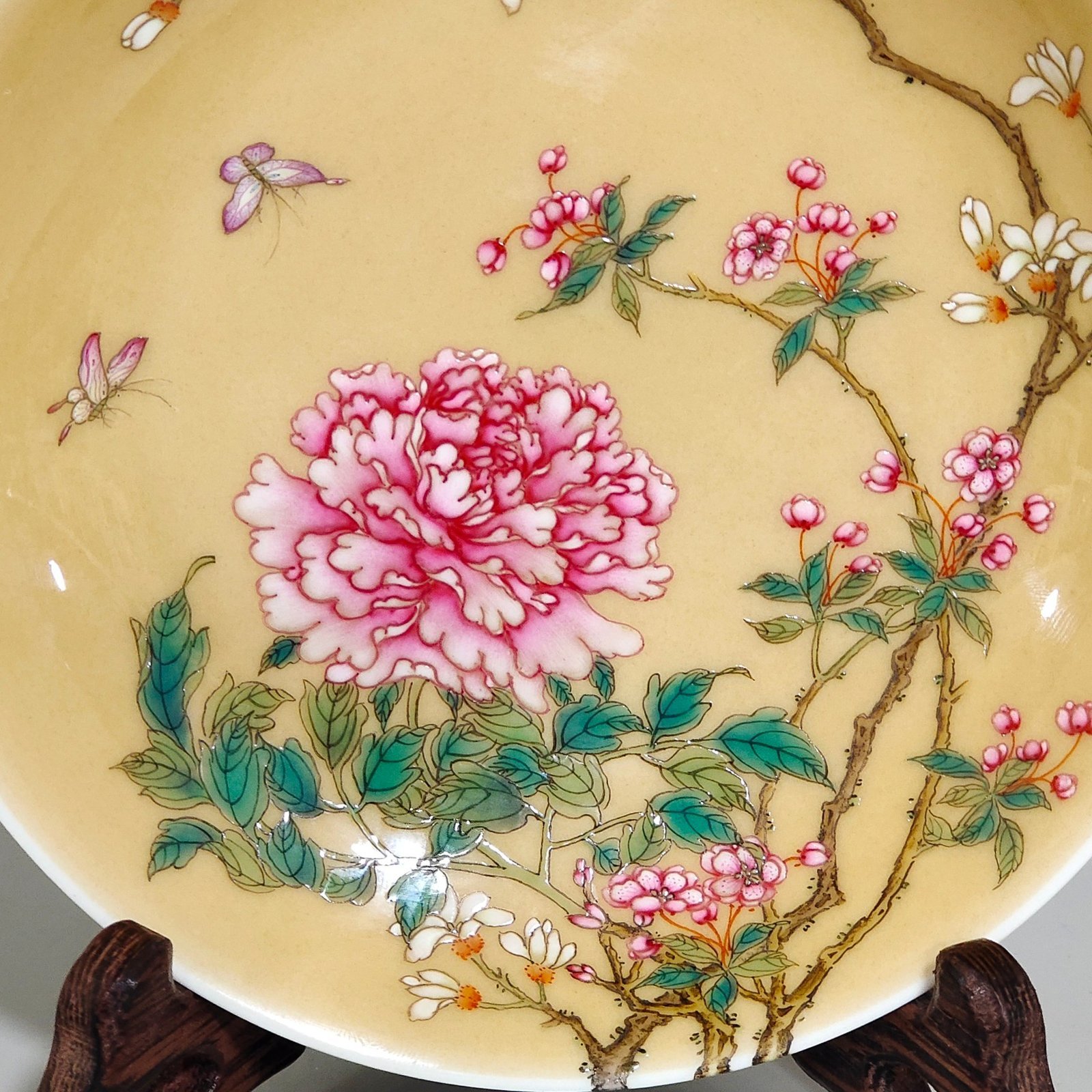 Qing Dynasty Yongzheng beige glazed peony flower wall plate