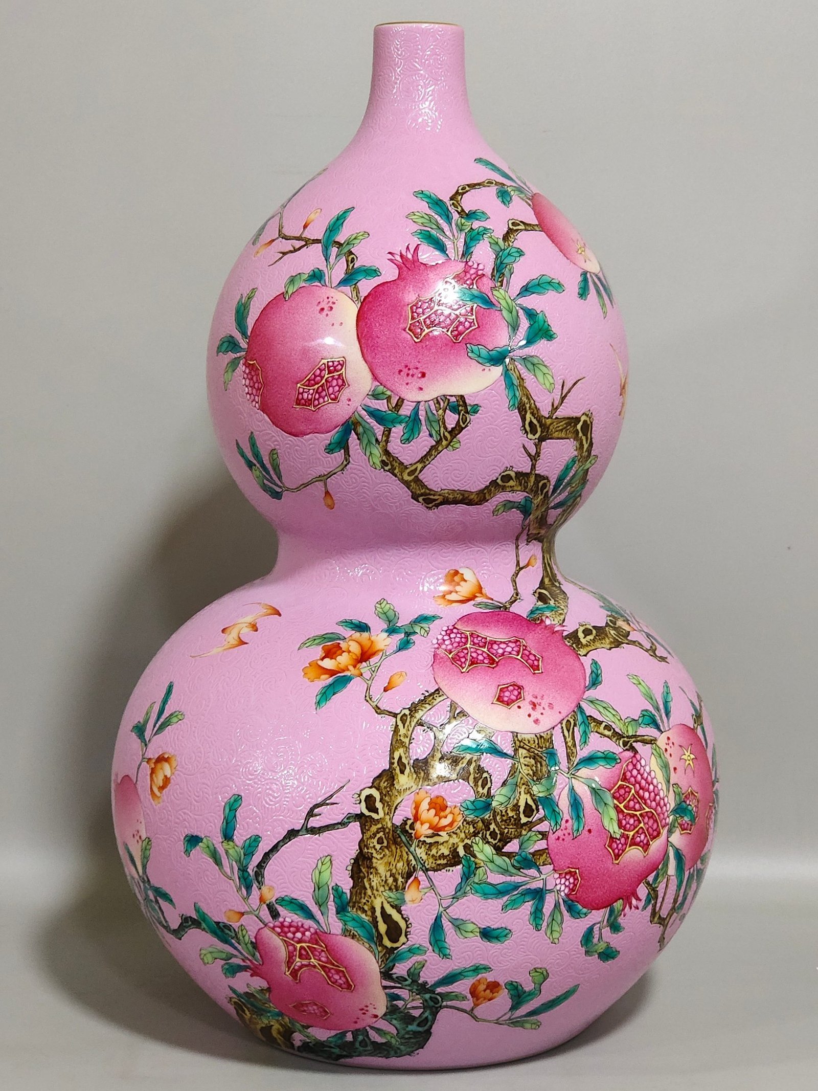 Qing Dynasty Yongzheng powder gourd vase with flowers and poems about many children