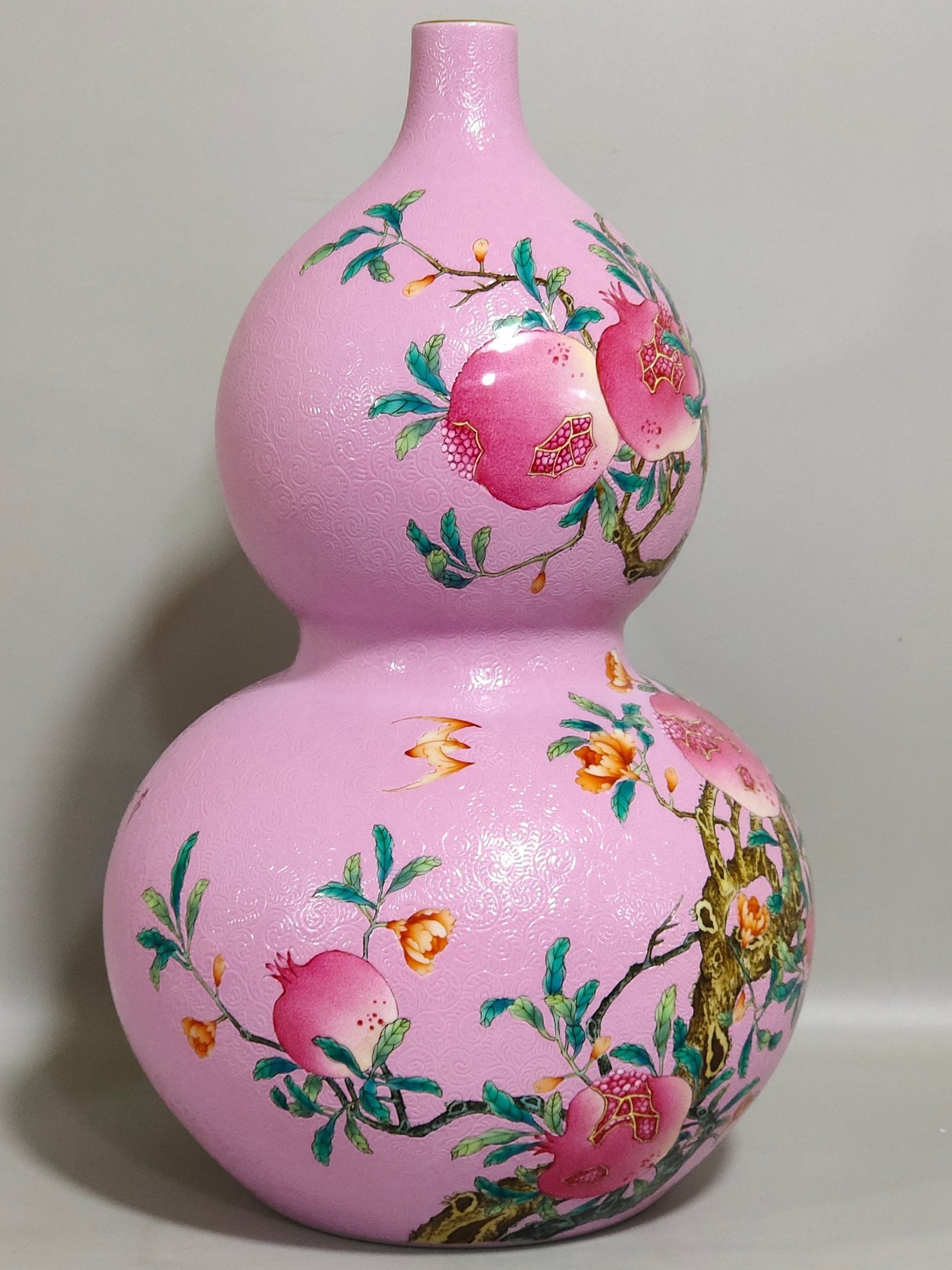 Qing Dynasty Yongzheng powder gourd vase with flowers and poems about many children