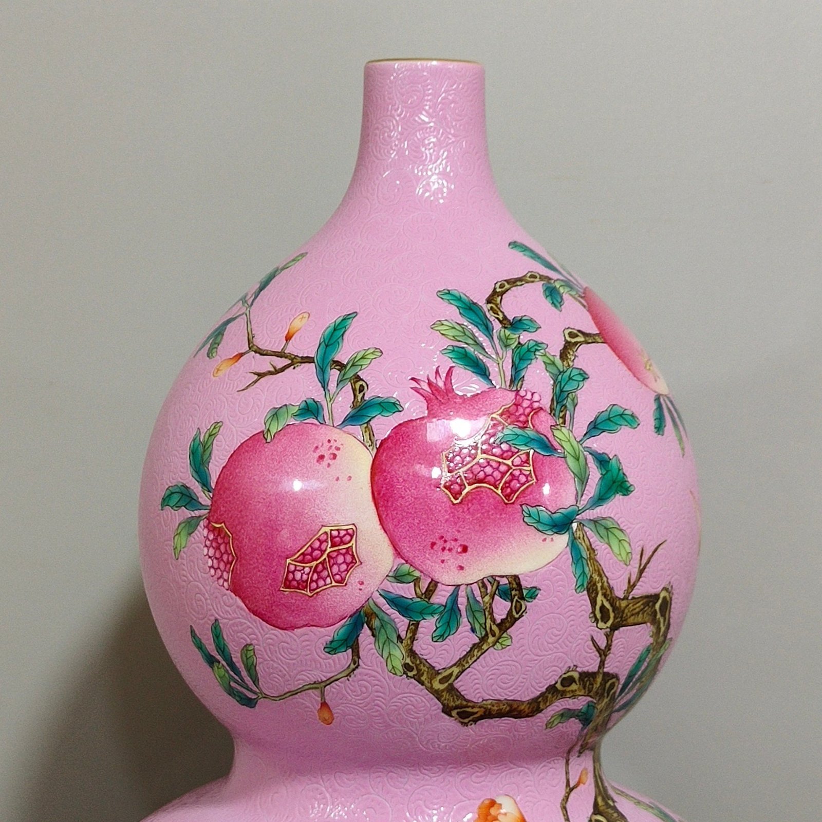 Qing Dynasty Yongzheng powder gourd vase with flowers and poems about many children
