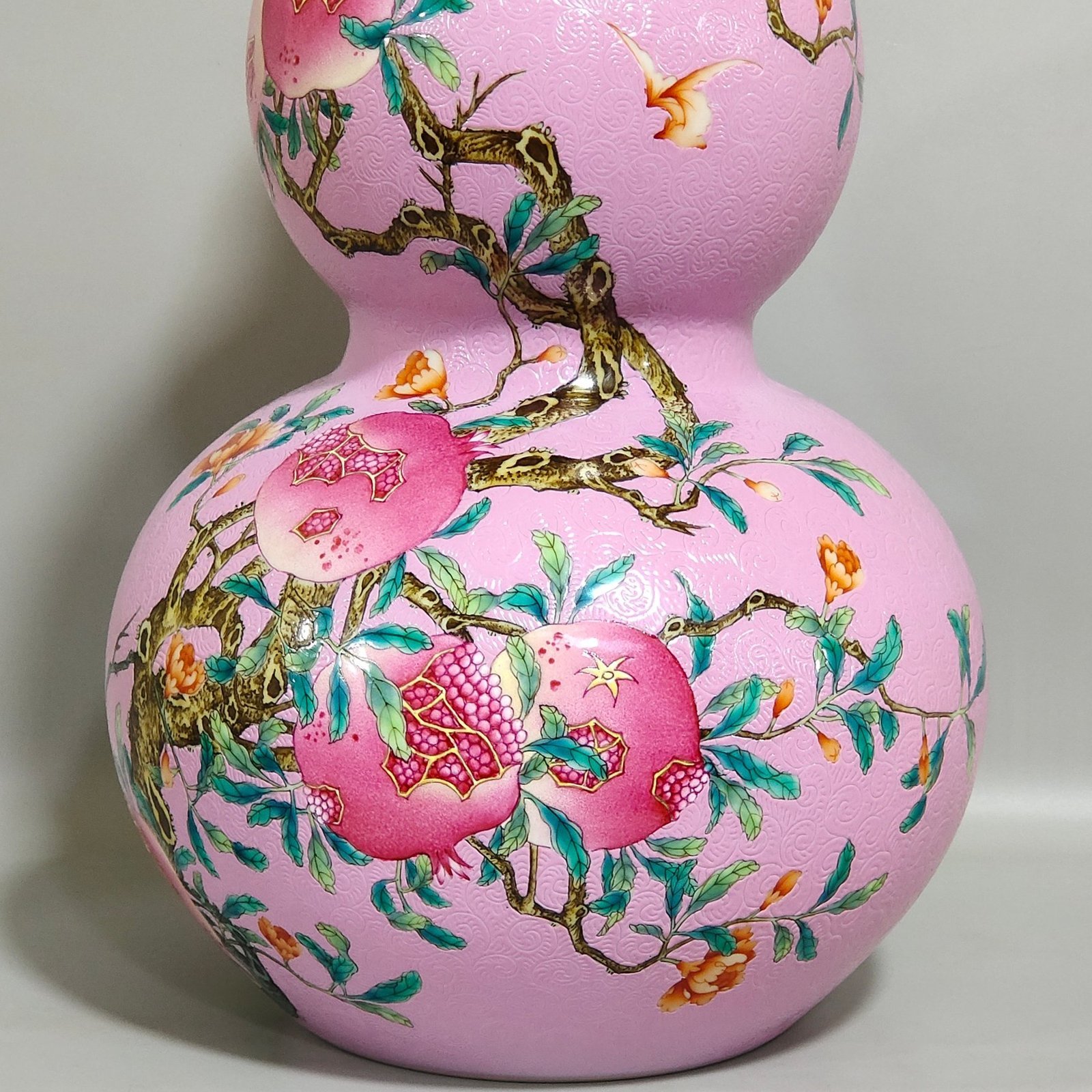 Qing Dynasty Yongzheng powder gourd vase with flowers and poems about many children