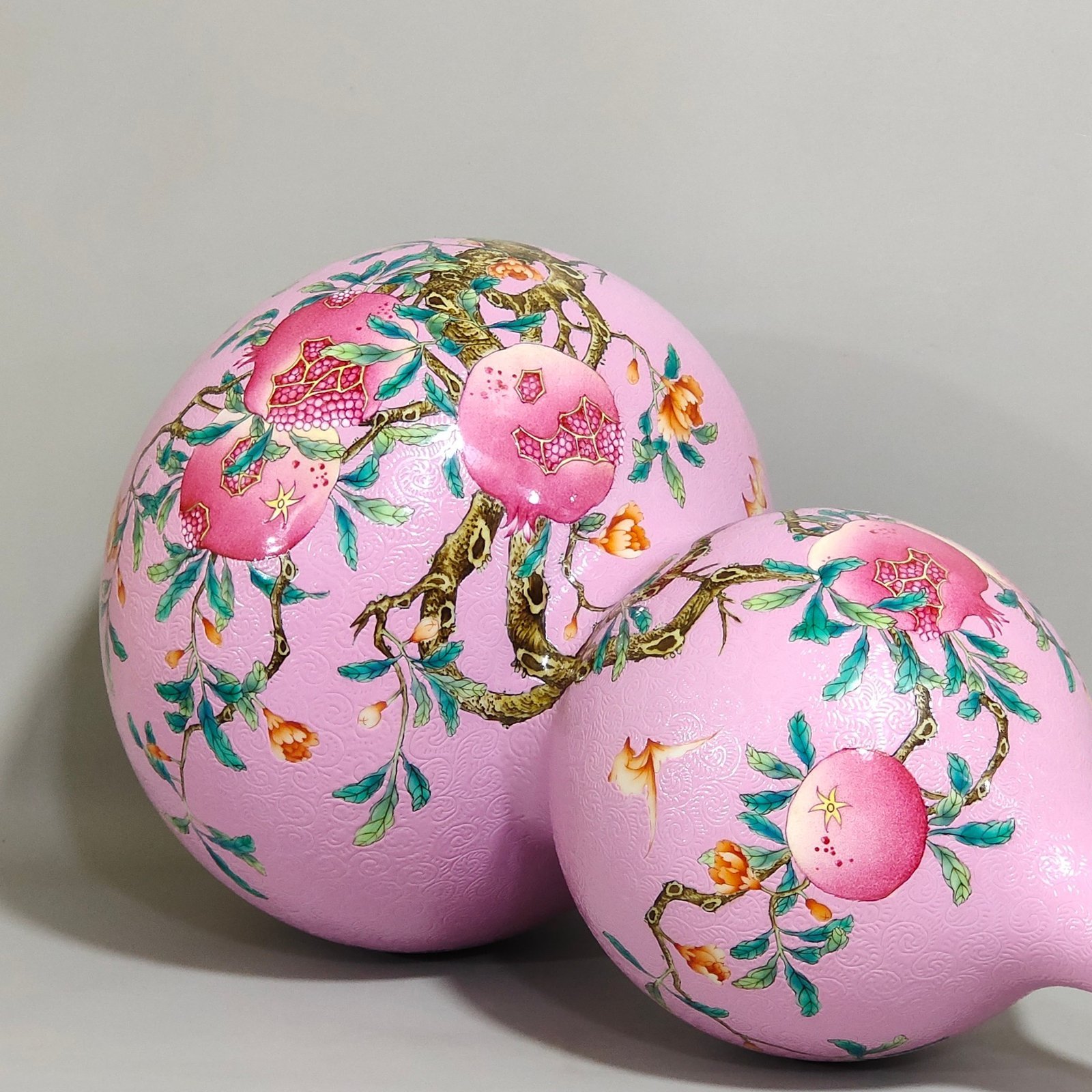 Qing Dynasty Yongzheng powder gourd vase with flowers and poems about many children