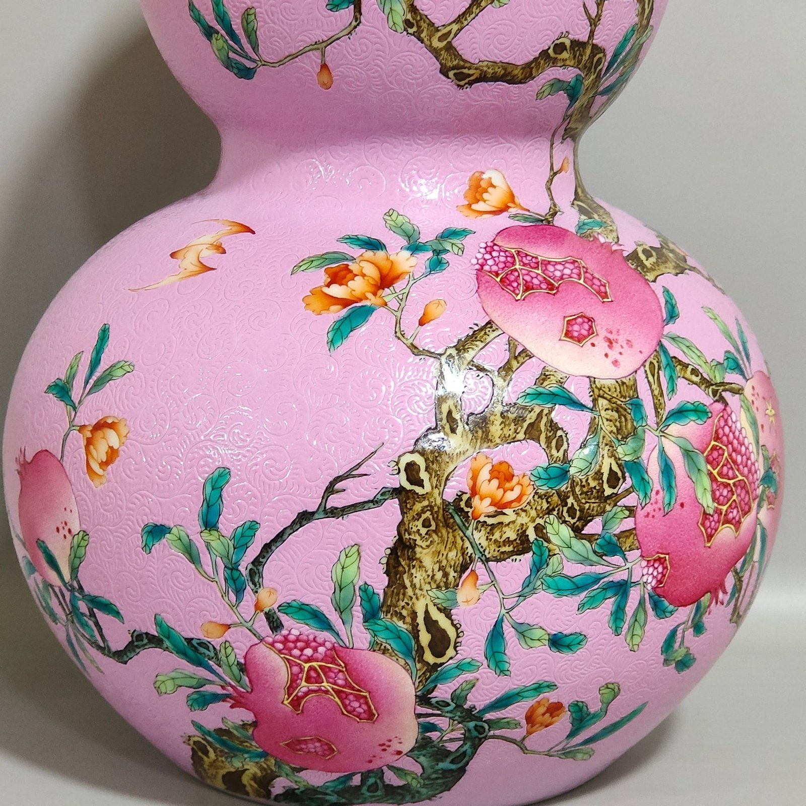 Qing Dynasty Yongzheng powder gourd vase with flowers and poems about many children