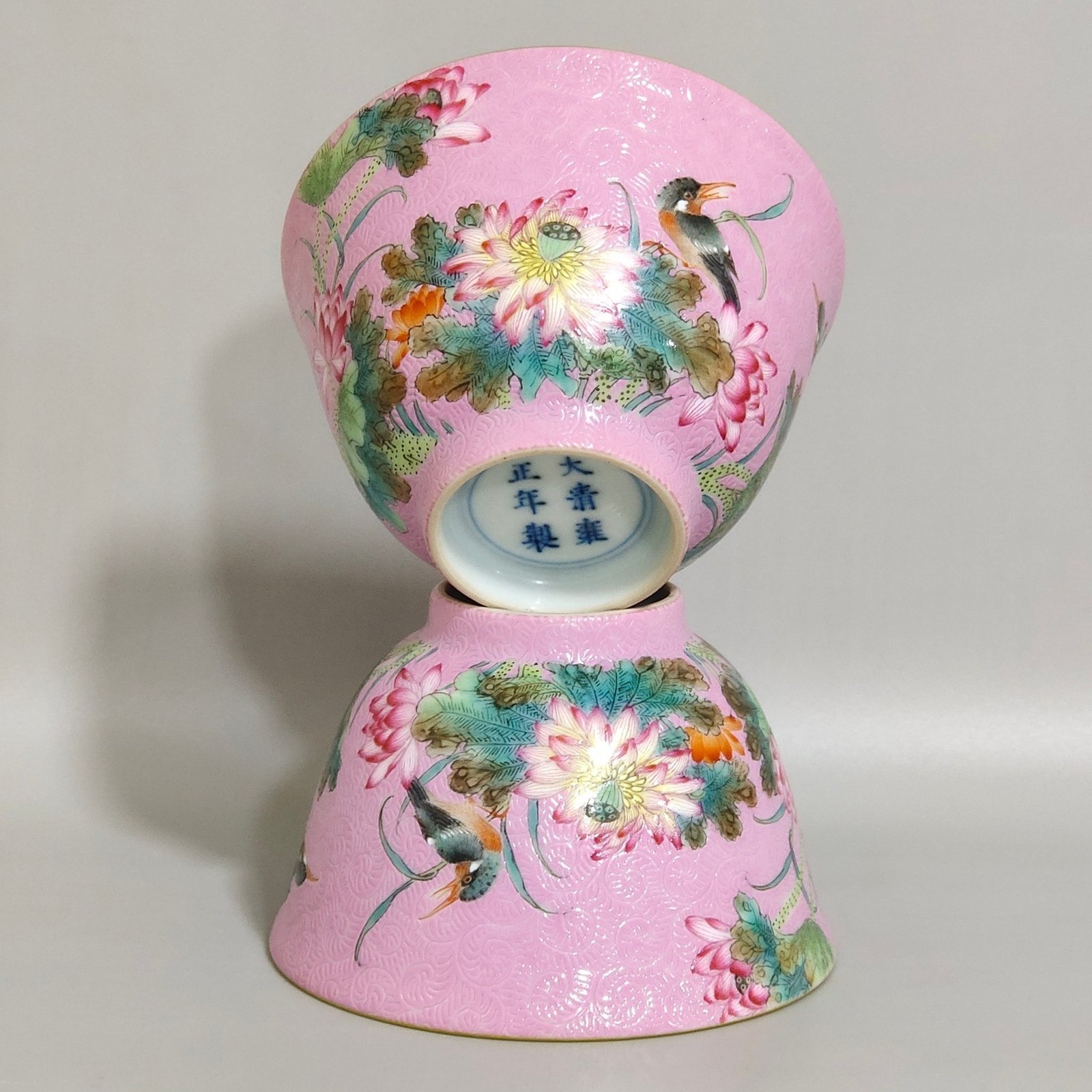 Qing Dynasty Yongzheng powder ground kingfisher lotus poem cup