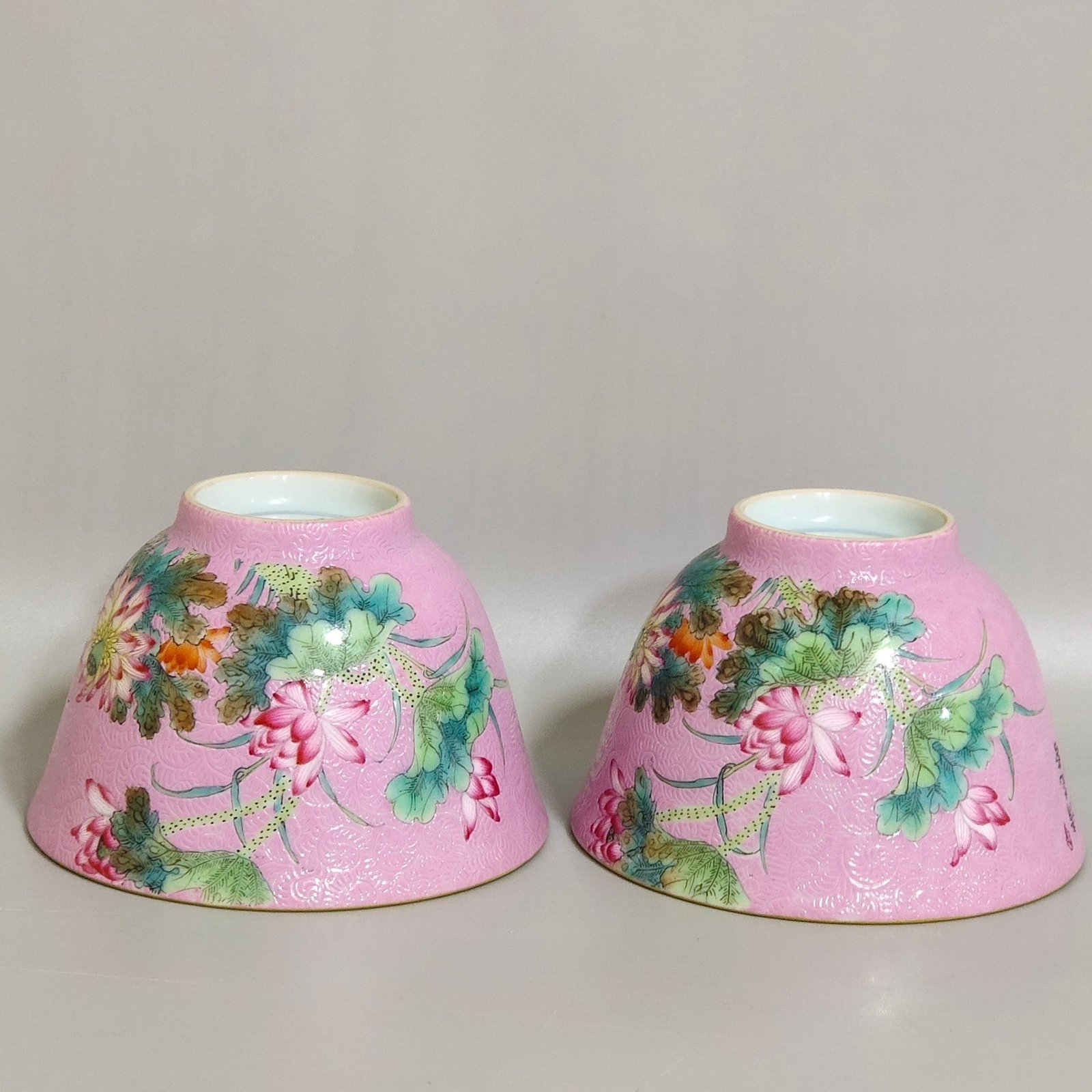 Qing Dynasty Yongzheng powder ground kingfisher lotus poem cup