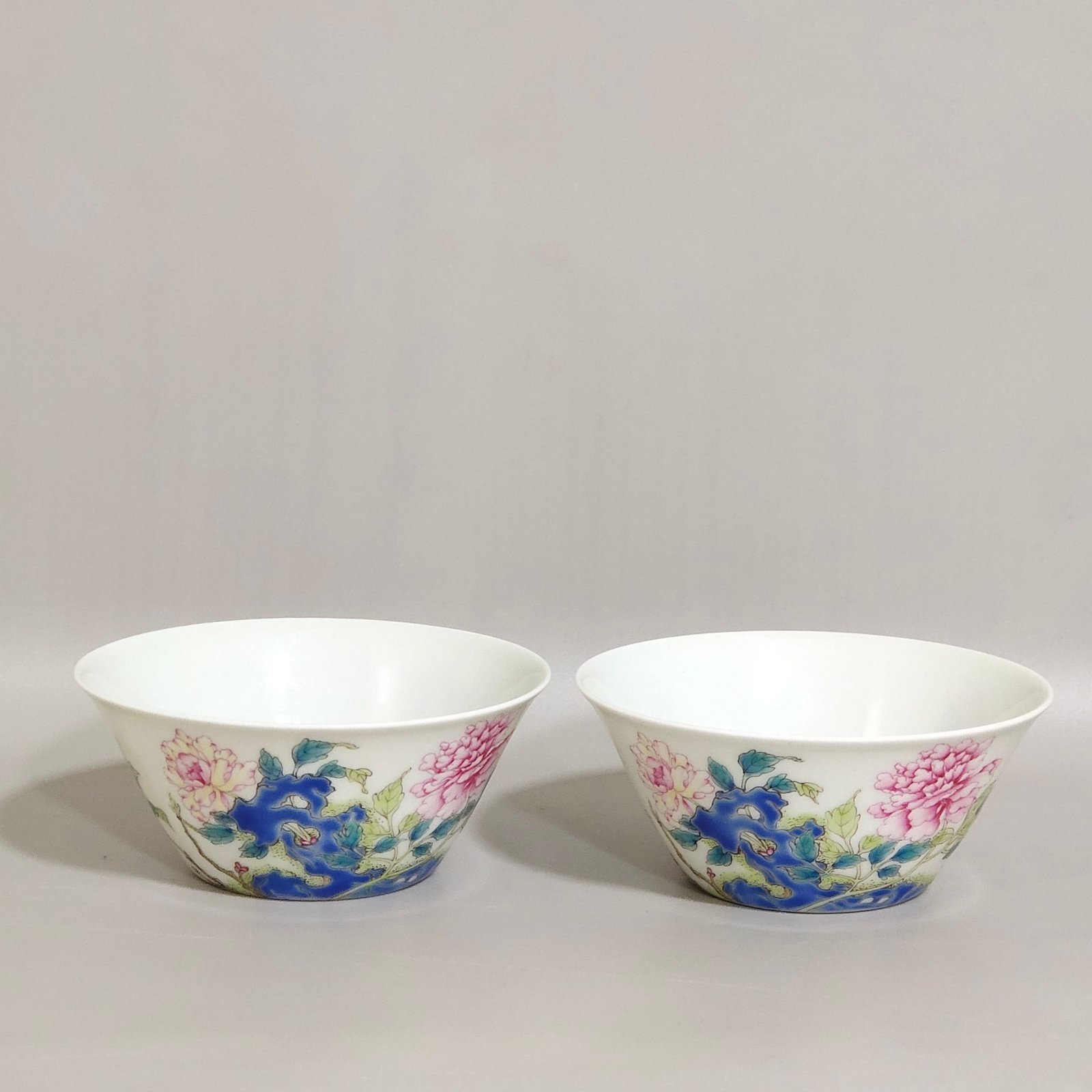Qing Dynasty Yongzheng famille rose travertine peony pattern horseshoe cup