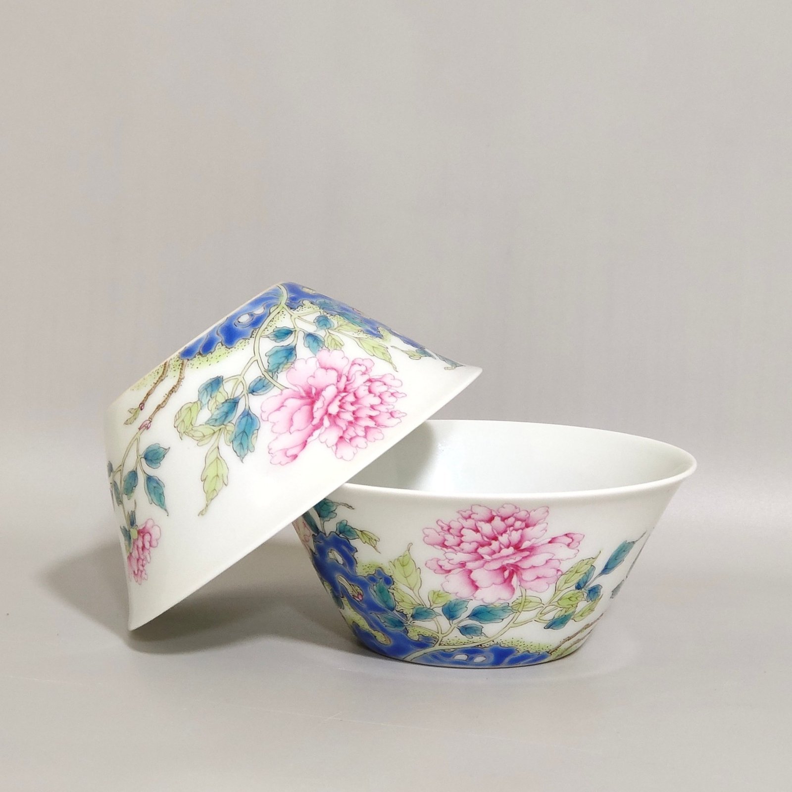 Qing Dynasty Yongzheng famille rose travertine peony pattern horseshoe cup