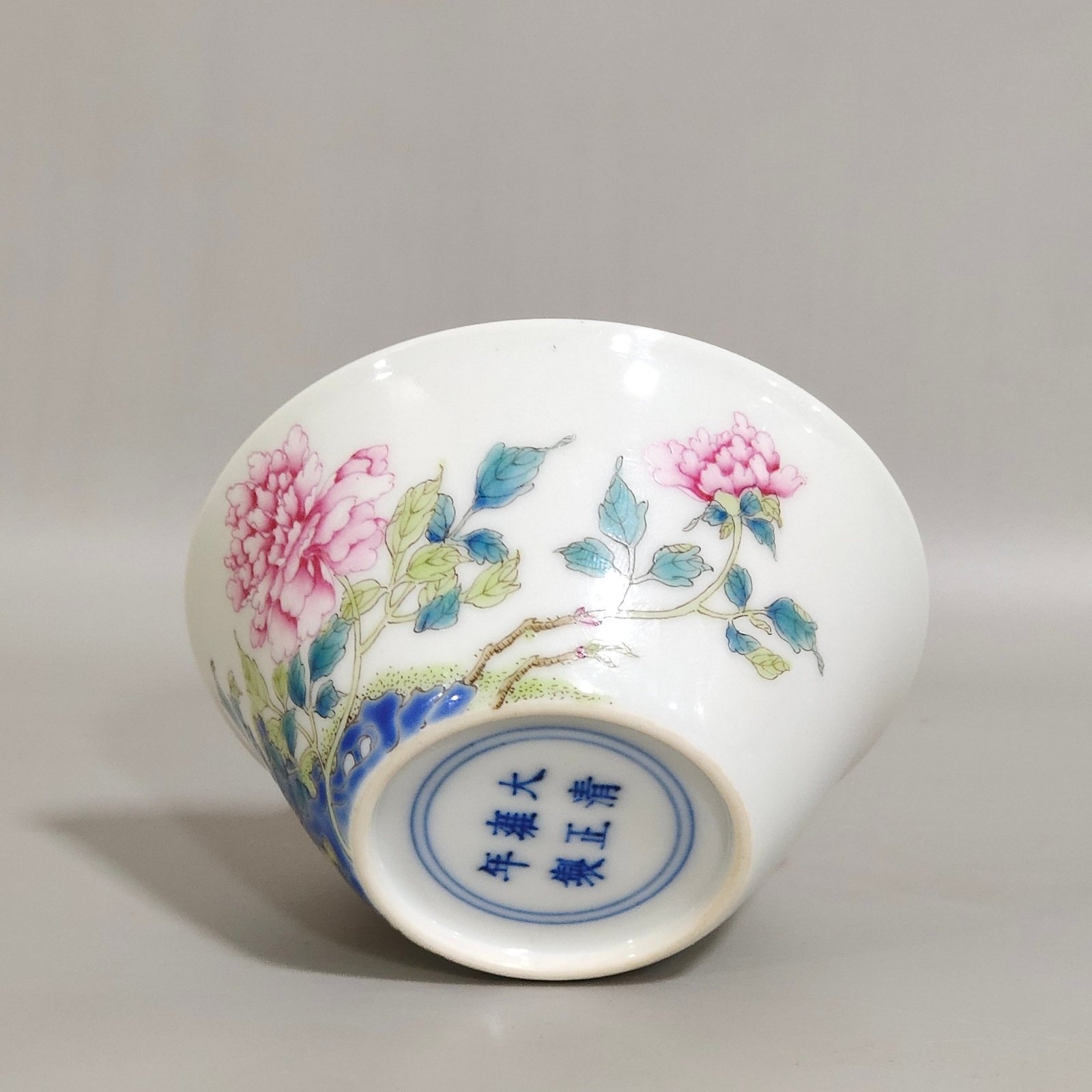 Qing Dynasty Yongzheng famille rose travertine peony pattern horseshoe cup