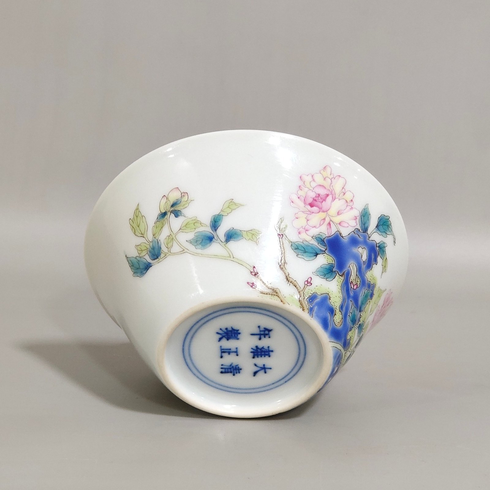 Qing Dynasty Yongzheng famille rose travertine peony pattern horseshoe cup