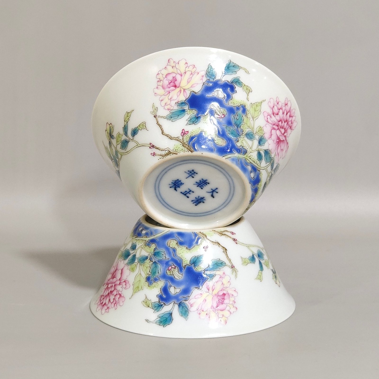 Qing Dynasty Yongzheng famille rose travertine peony pattern horseshoe cup