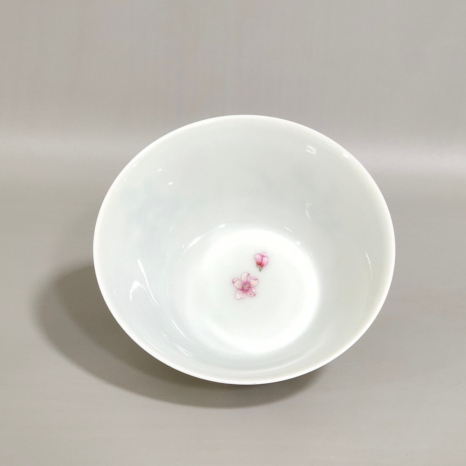 Qing Dynasty Yongzheng famille rose travertine peony pattern horseshoe cup