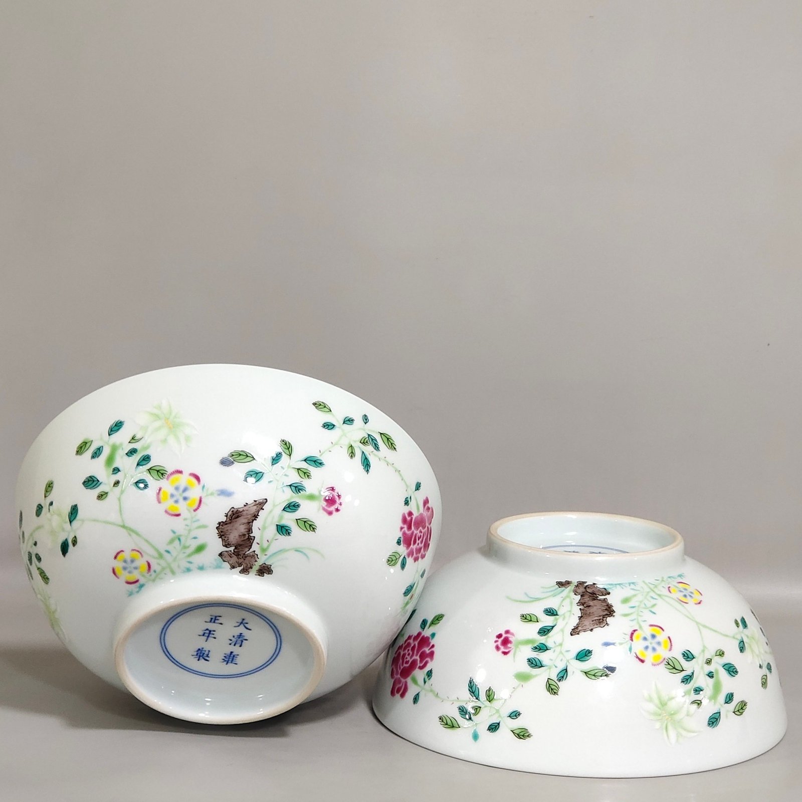 Qing Dynasty Yongzheng pastel flower butterfly cave stone pattern bowl