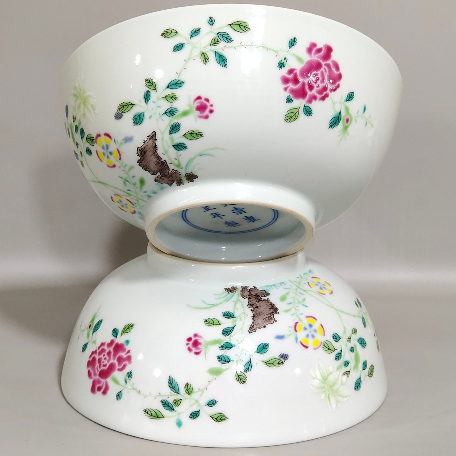 Qing Dynasty Yongzheng pastel flower butterfly cave stone pattern bowl