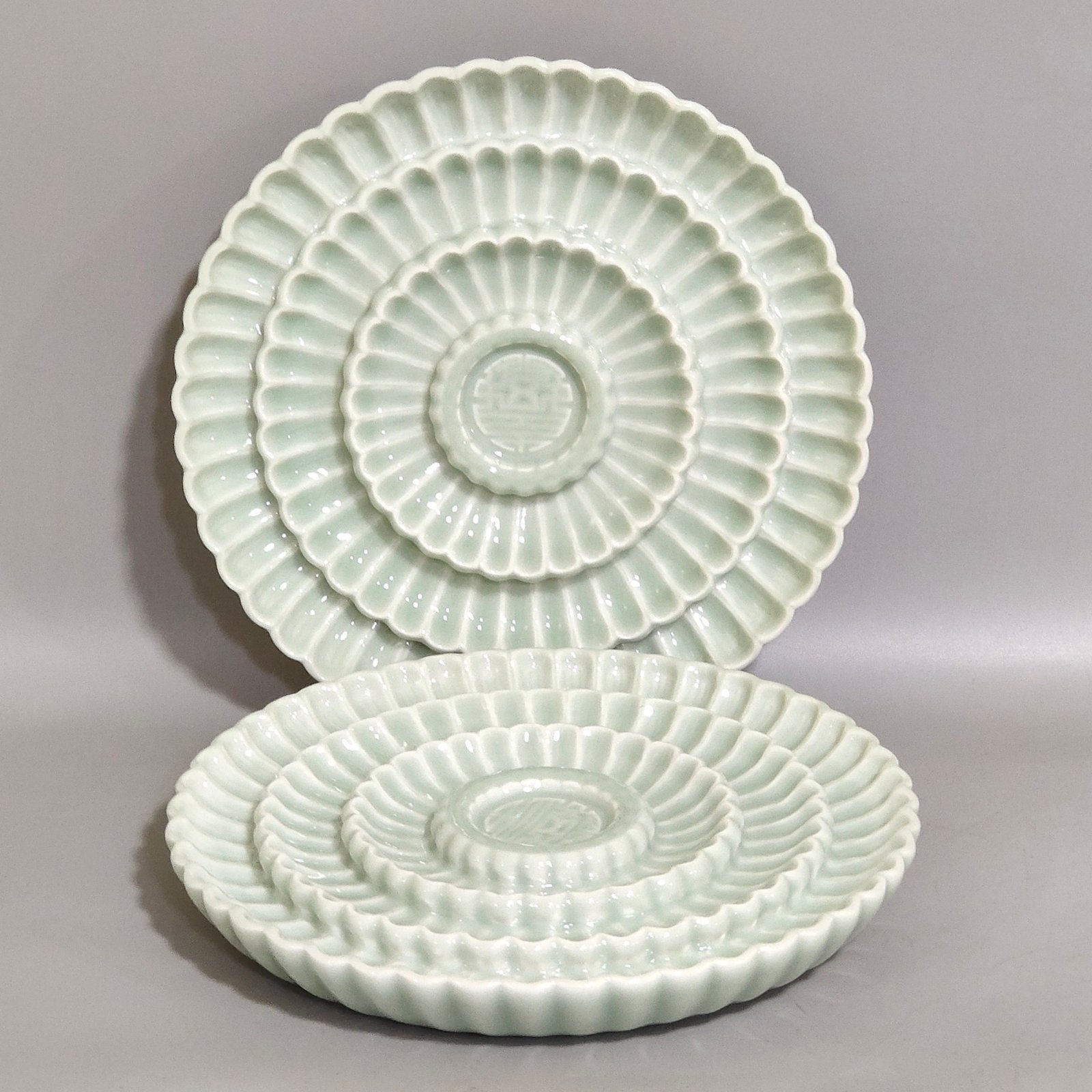Qing Dynasty Yongzheng pink celadon glaze chrysanthemum petal longevity plate