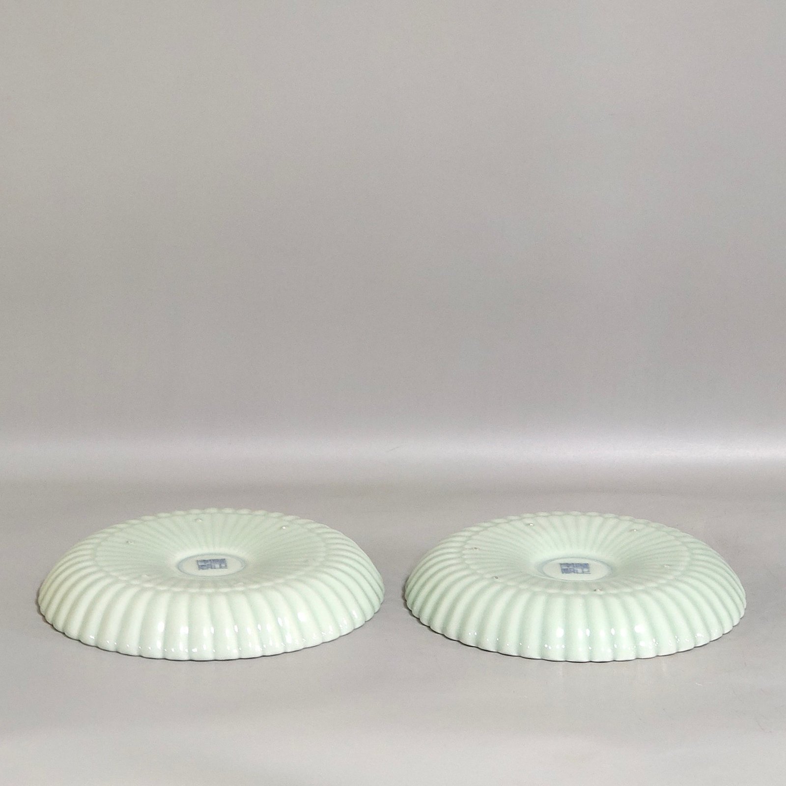 Qing Dynasty Yongzheng pink celadon glaze chrysanthemum petal longevity plate