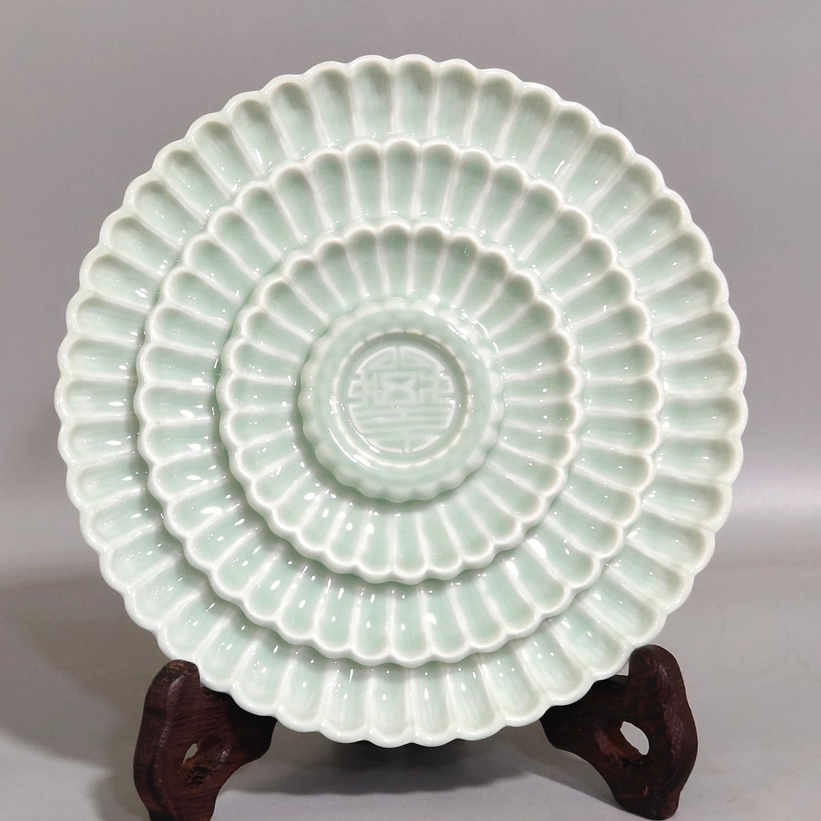 Qing Dynasty Yongzheng pink celadon glaze chrysanthemum petal longevity plate