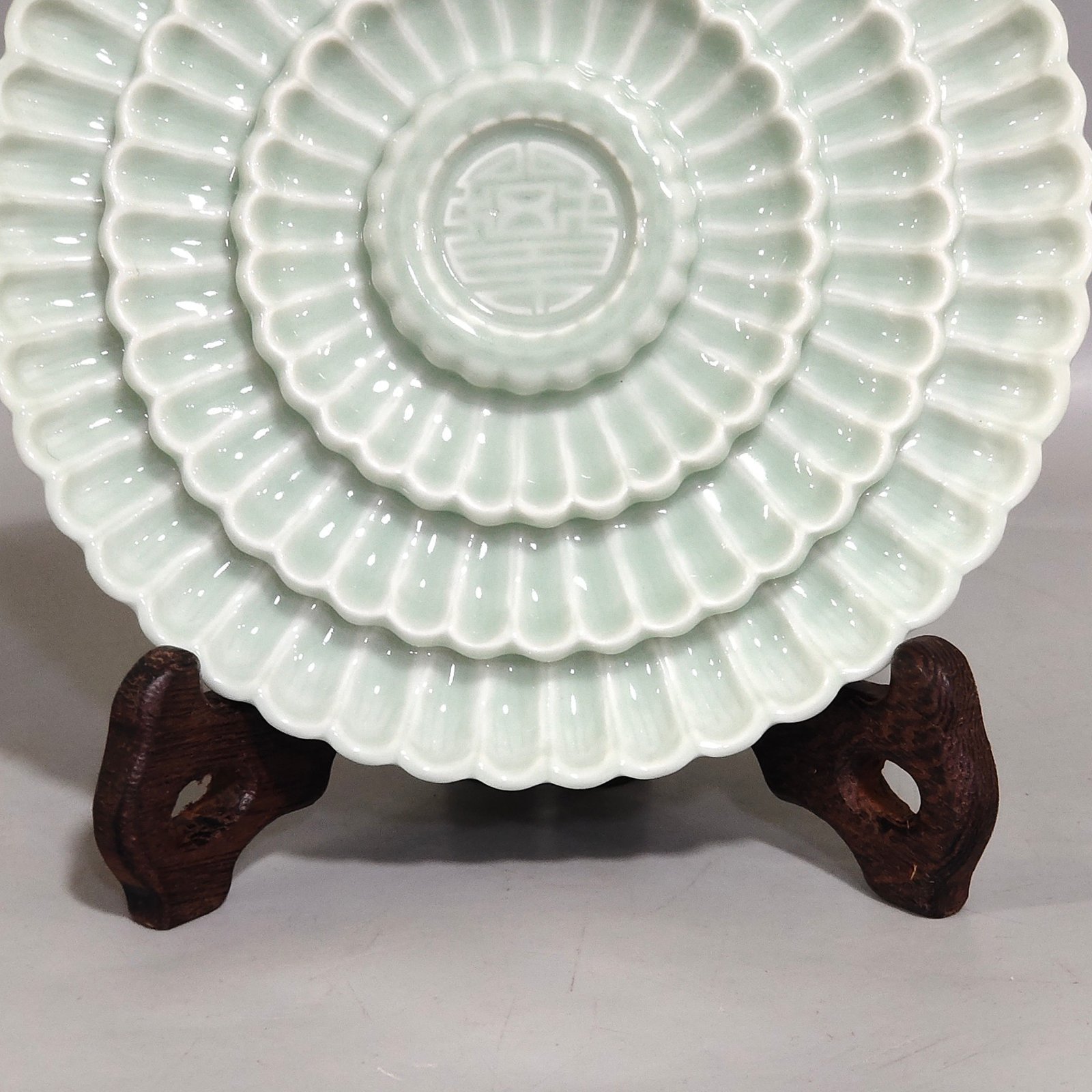 Qing Dynasty Yongzheng pink celadon glaze chrysanthemum petal longevity plate