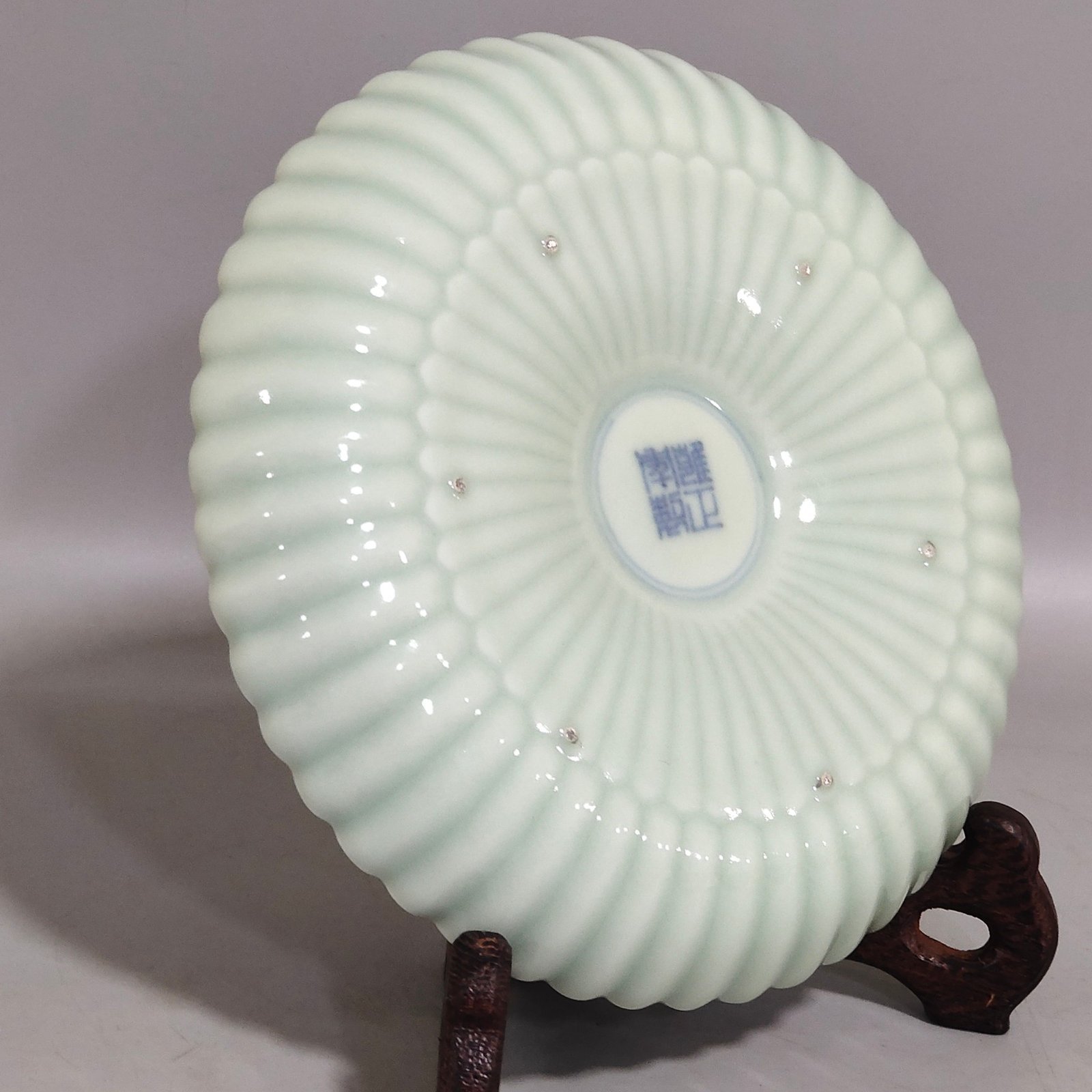 Qing Dynasty Yongzheng pink celadon glaze chrysanthemum petal longevity plate
