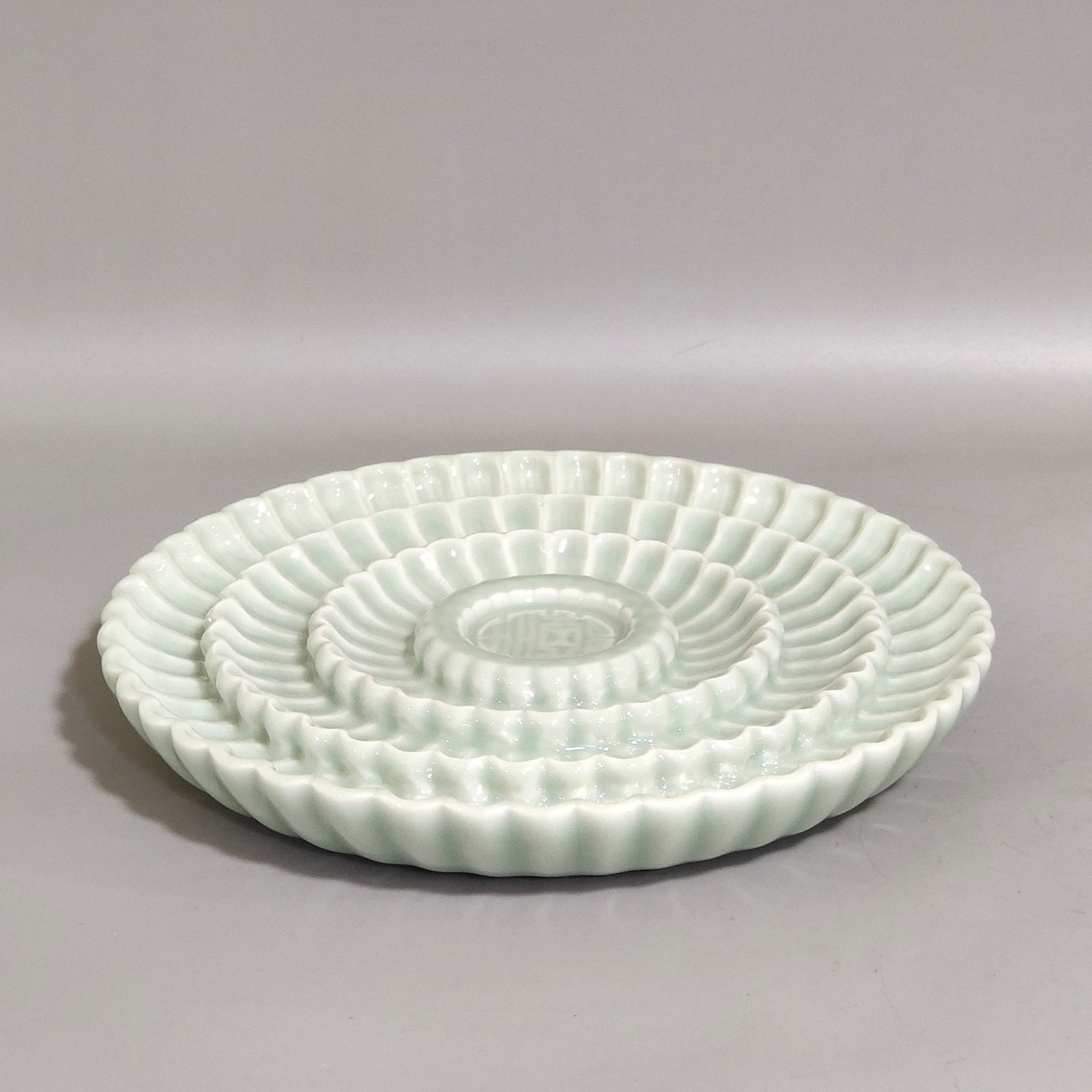 Qing Dynasty Yongzheng pink celadon glaze chrysanthemum petal longevity plate