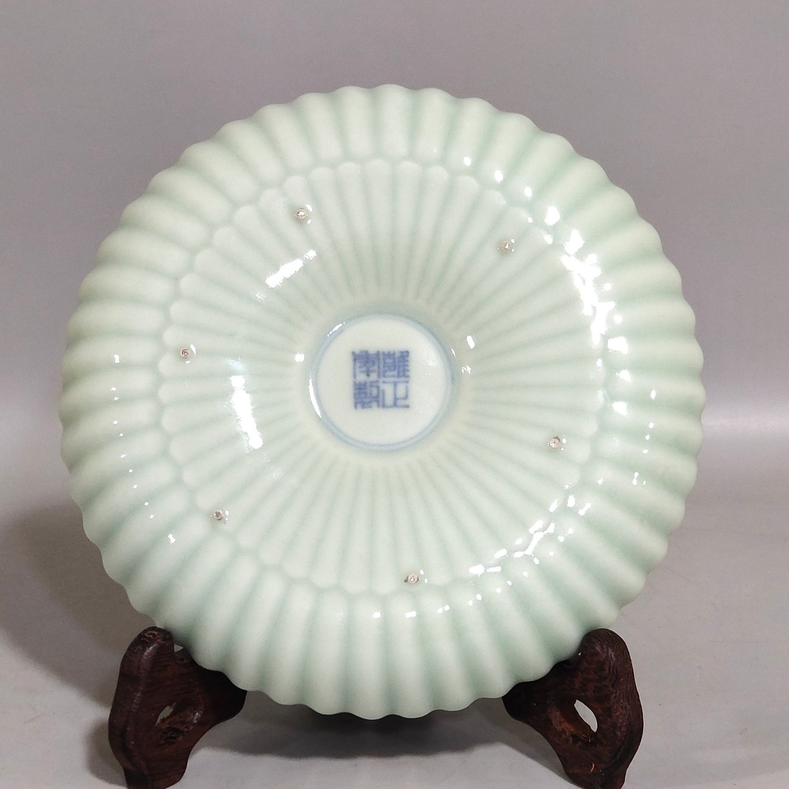 Qing Dynasty Yongzheng pink celadon glaze chrysanthemum petal longevity plate