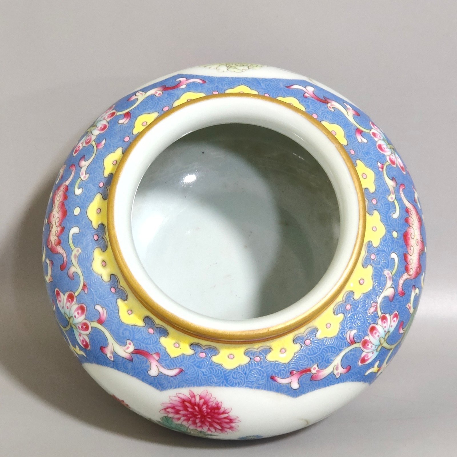 Qing Dynasty Yongzheng violet flower window flower wash