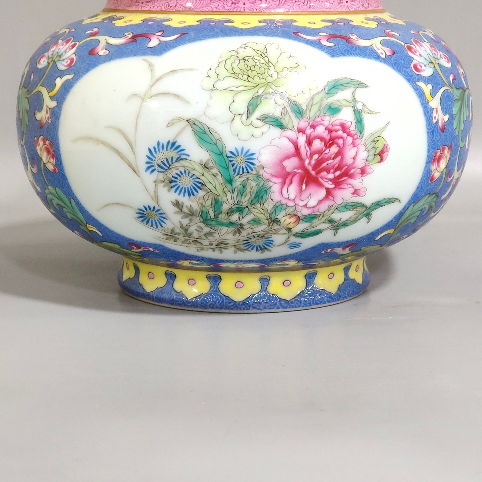Qing Dynasty Yongzheng violet flower window flower wash
