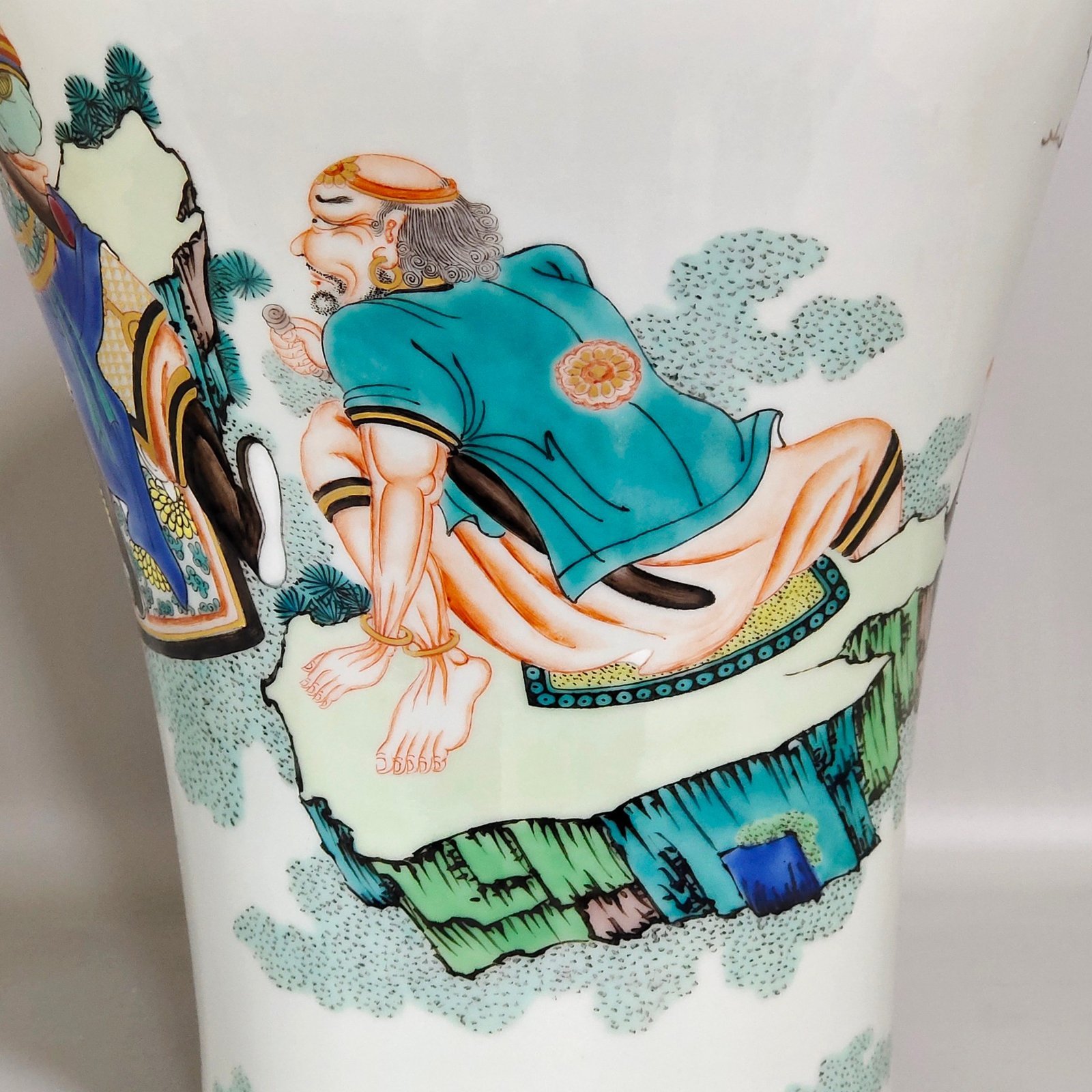 Qing Dynasty Yongzheng Ziwei Xingjun training beasts plum vase