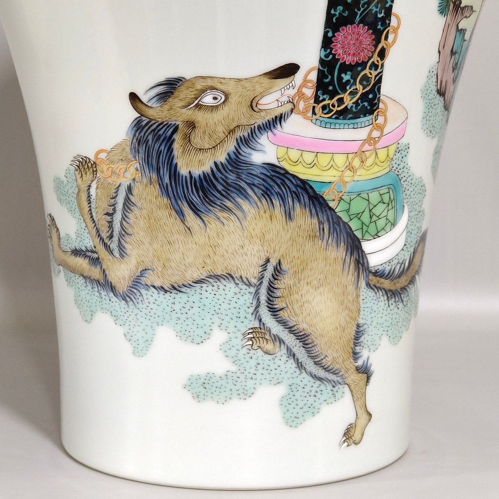 Qing Dynasty Yongzheng Ziwei Xingjun training beasts plum vase