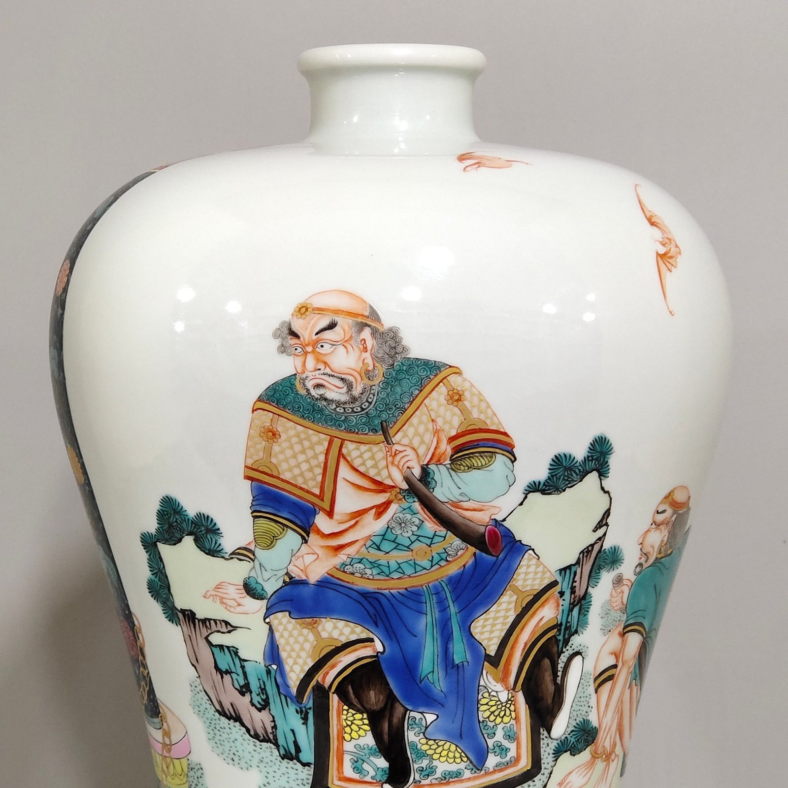 Qing Dynasty Yongzheng Ziwei Xingjun training beasts plum vase