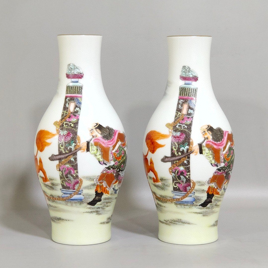 Qing Dynasty Yongzheng Olive vase with a picture Ziwei Xingjun animals