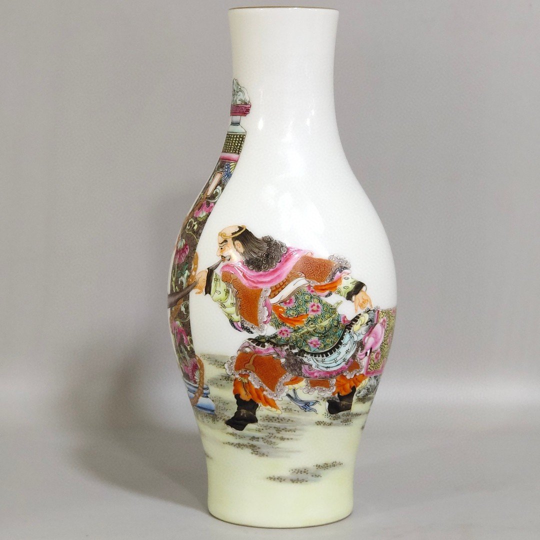 Qing Dynasty Yongzheng Olive vase with a picture Ziwei Xingjun animals