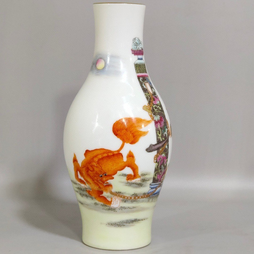 Qing Dynasty Yongzheng Olive vase with a picture Ziwei Xingjun animals