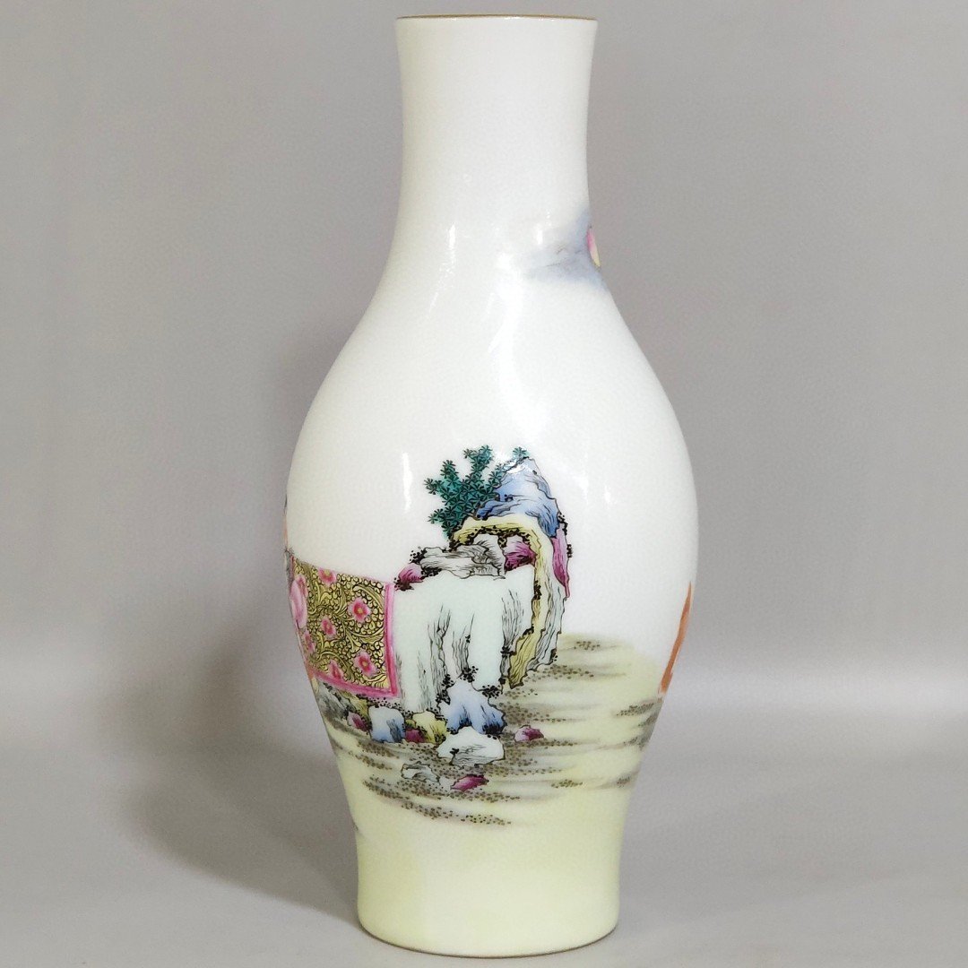 Qing Dynasty Yongzheng Olive vase with a picture Ziwei Xingjun animals