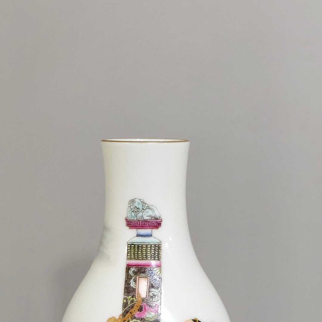 Qing Dynasty Yongzheng Olive vase with a picture Ziwei Xingjun animals