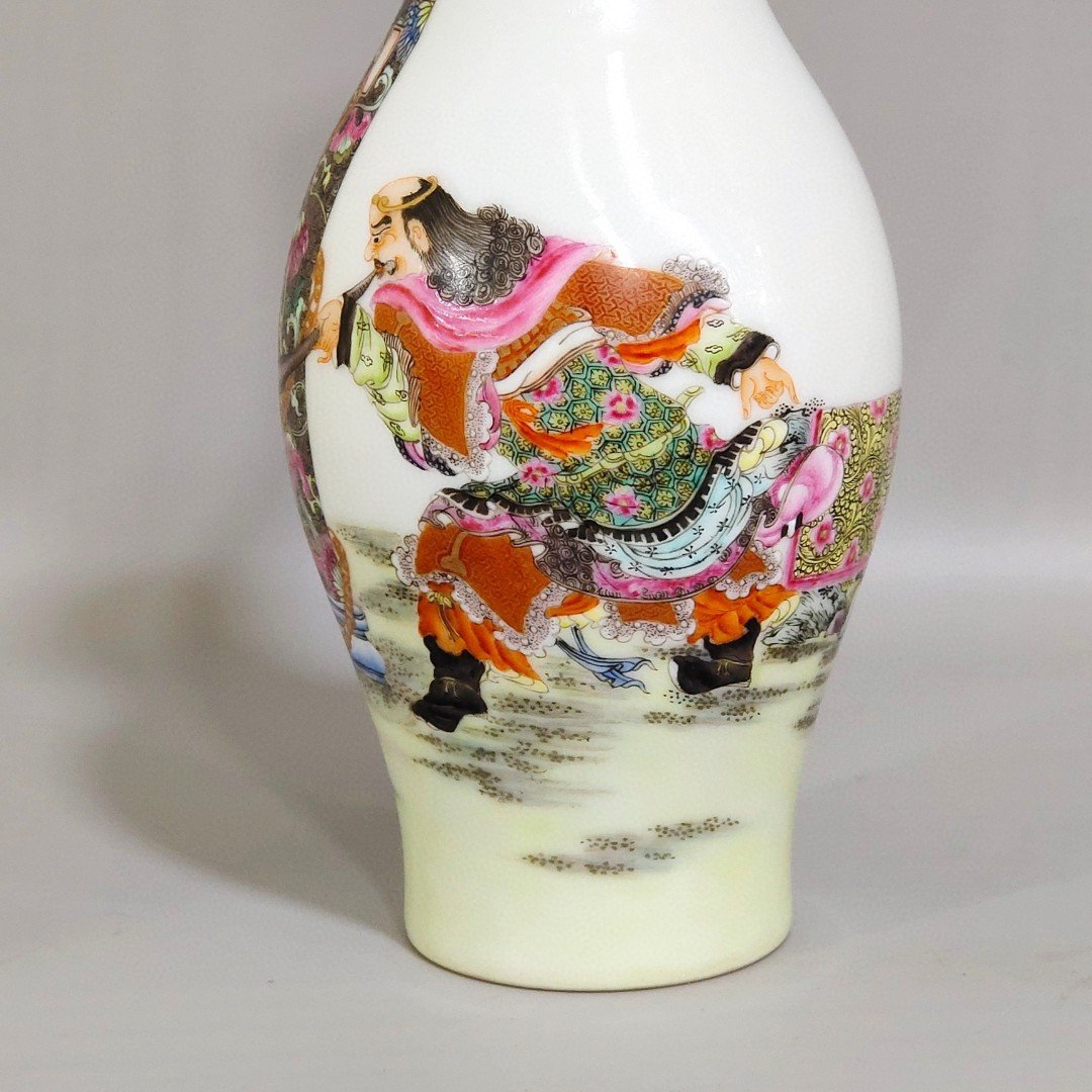 Qing Dynasty Yongzheng Olive vase with a picture Ziwei Xingjun animals