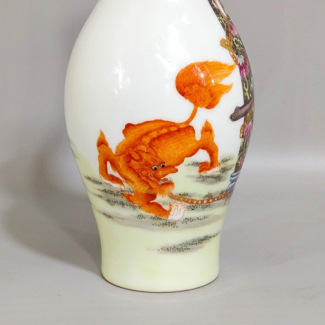Qing Dynasty Yongzheng Olive vase with a picture Ziwei Xingjun animals
