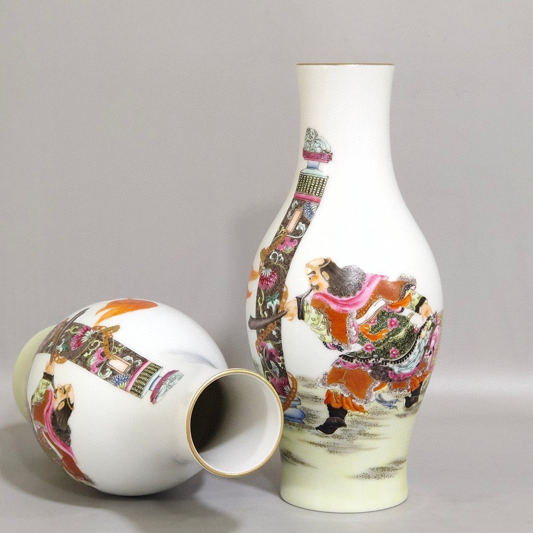 Qing Dynasty Yongzheng Olive vase with a picture Ziwei Xingjun animals