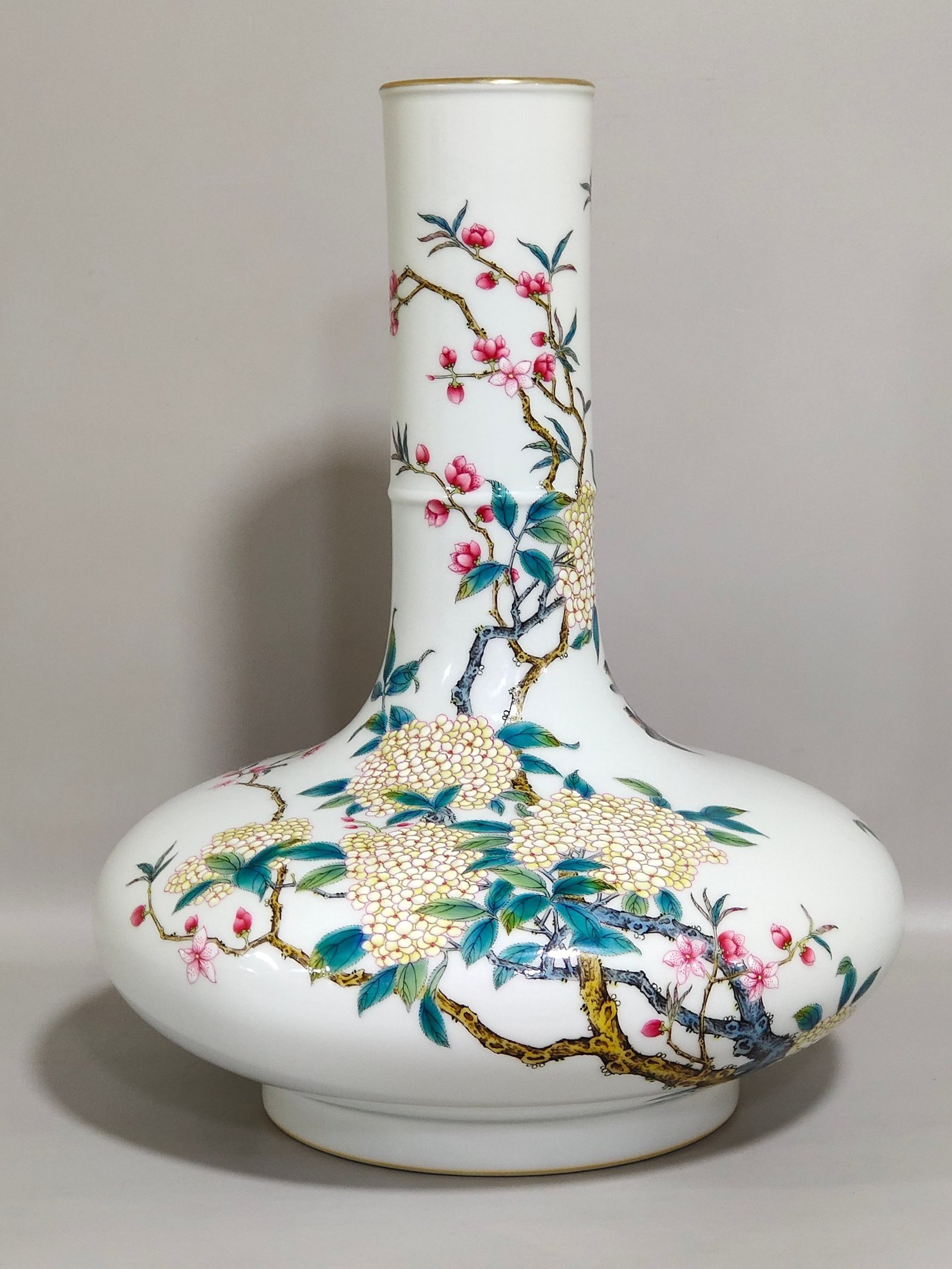 Qing Dynasty Yongzheng hydrangea spring swallow flat belly vase