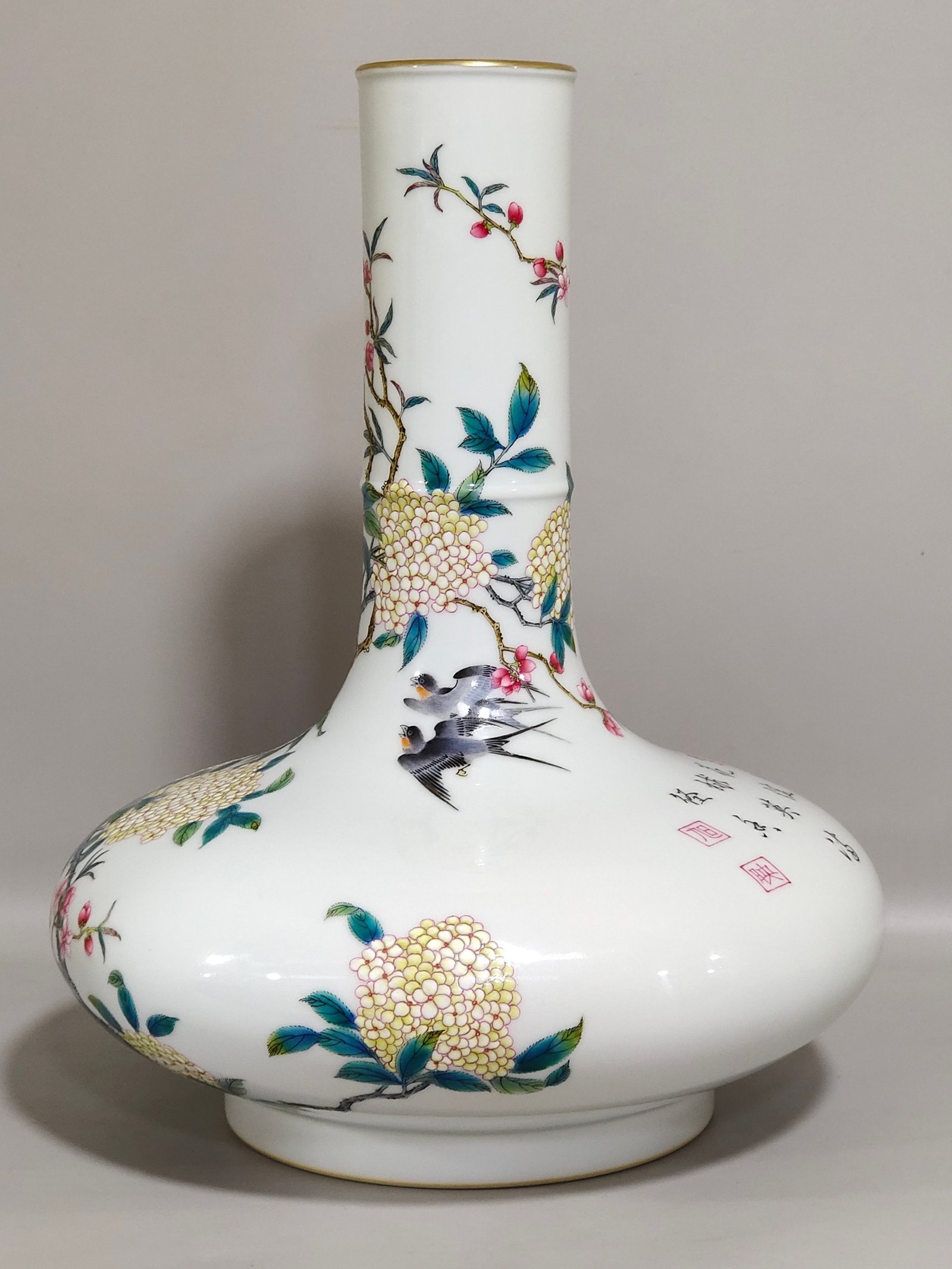 Qing Dynasty Yongzheng hydrangea spring swallow flat belly vase
