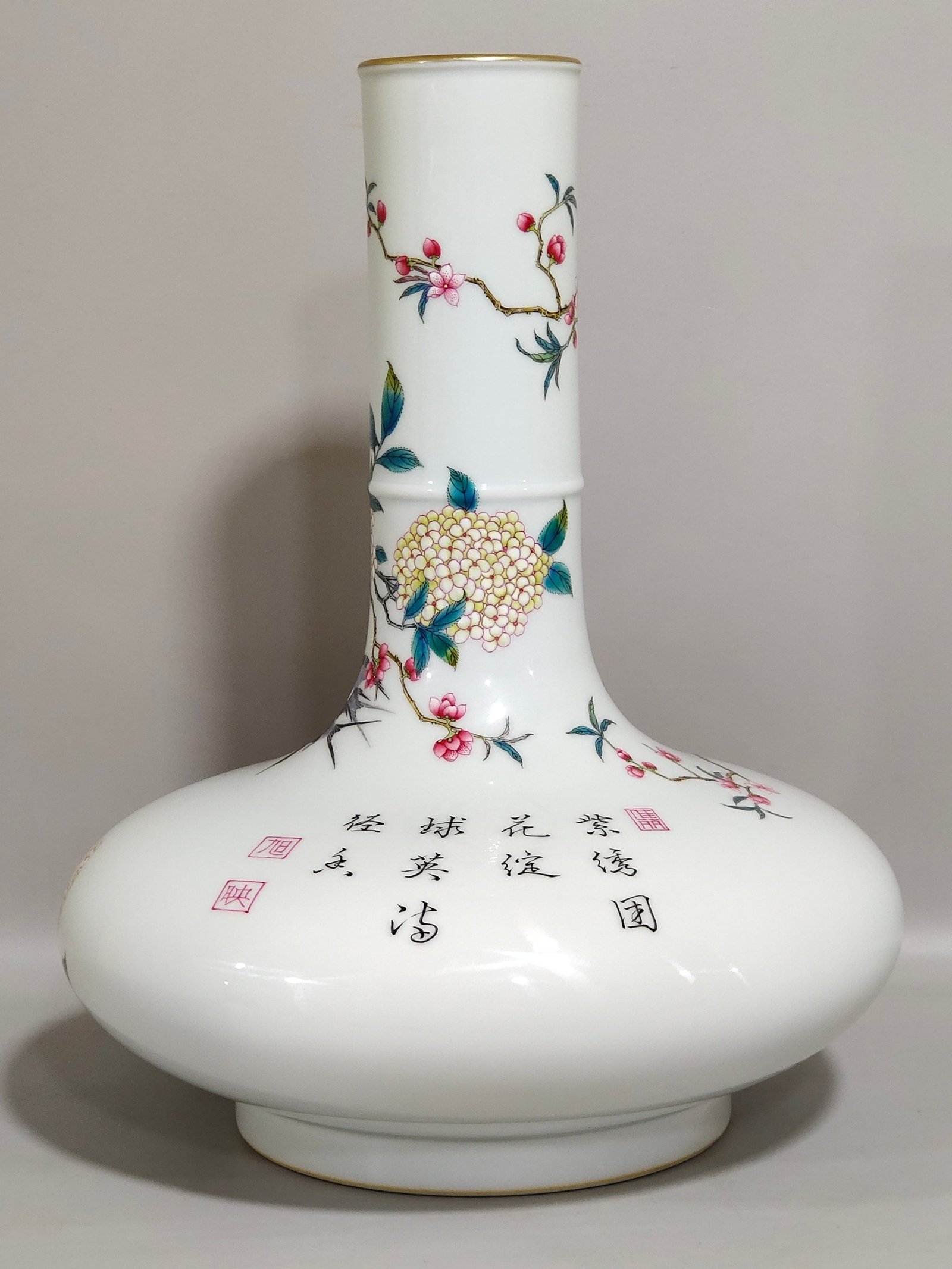 Qing Dynasty Yongzheng hydrangea spring swallow flat belly vase