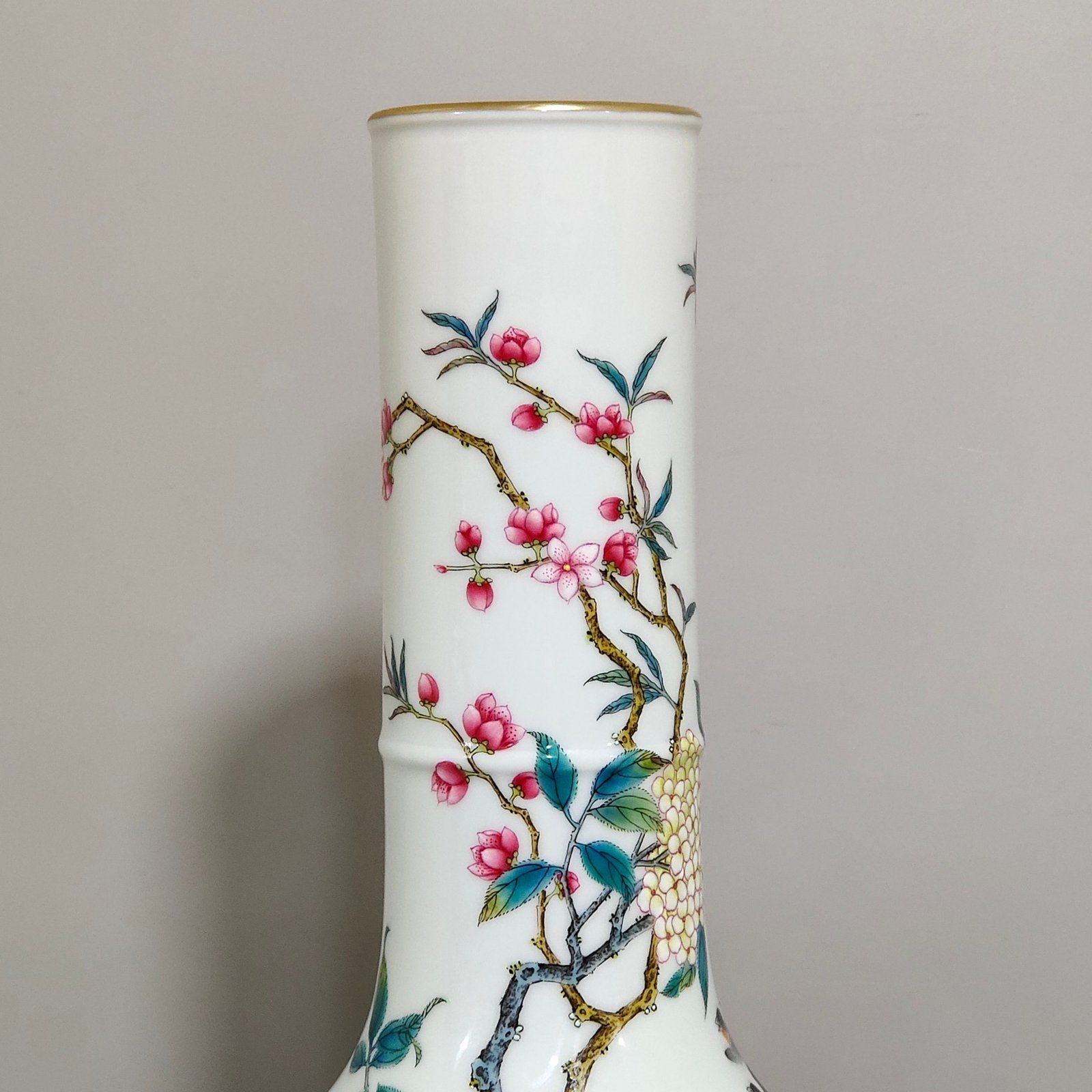 Qing Dynasty Yongzheng hydrangea spring swallow flat belly vase
