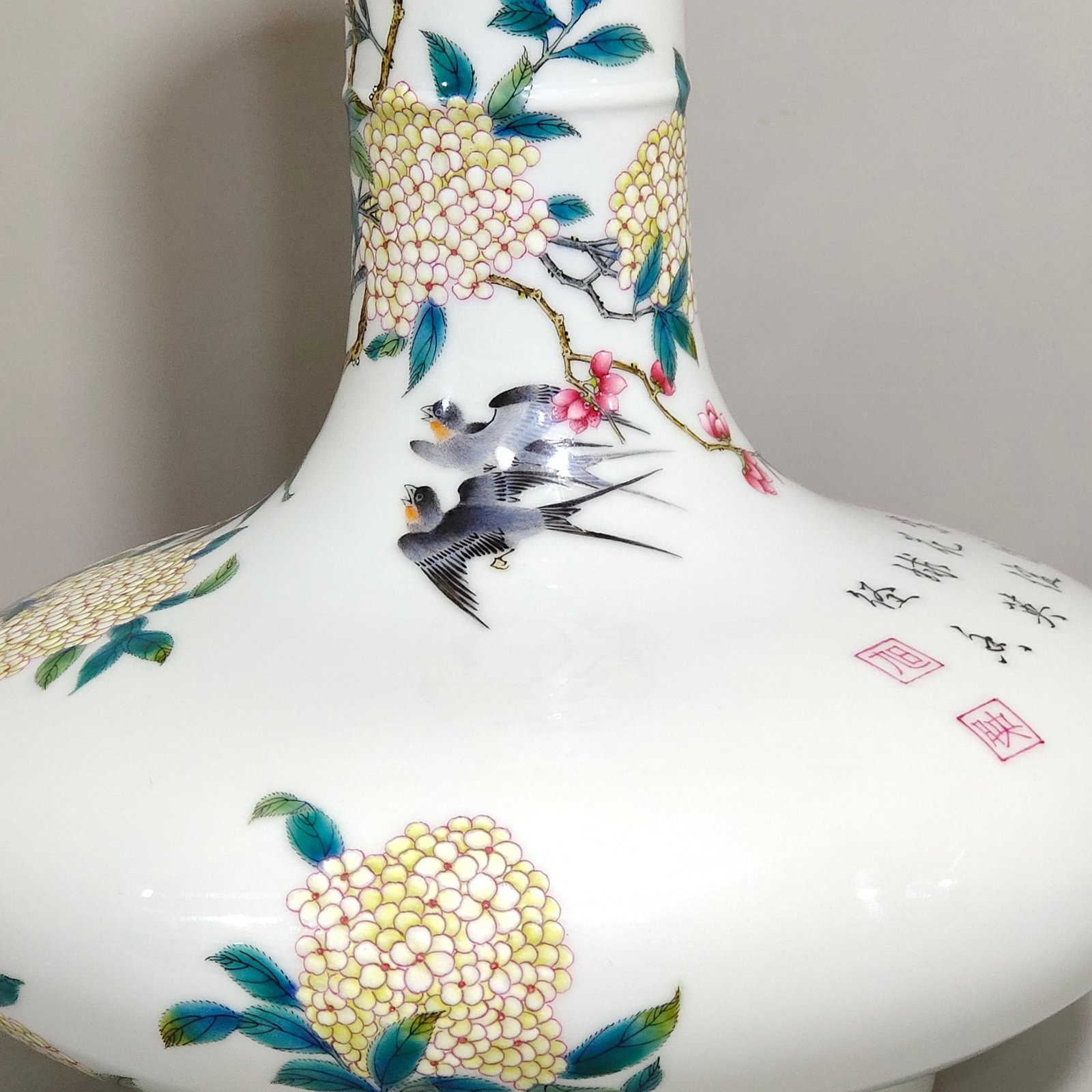 Qing Dynasty Yongzheng hydrangea spring swallow flat belly vase