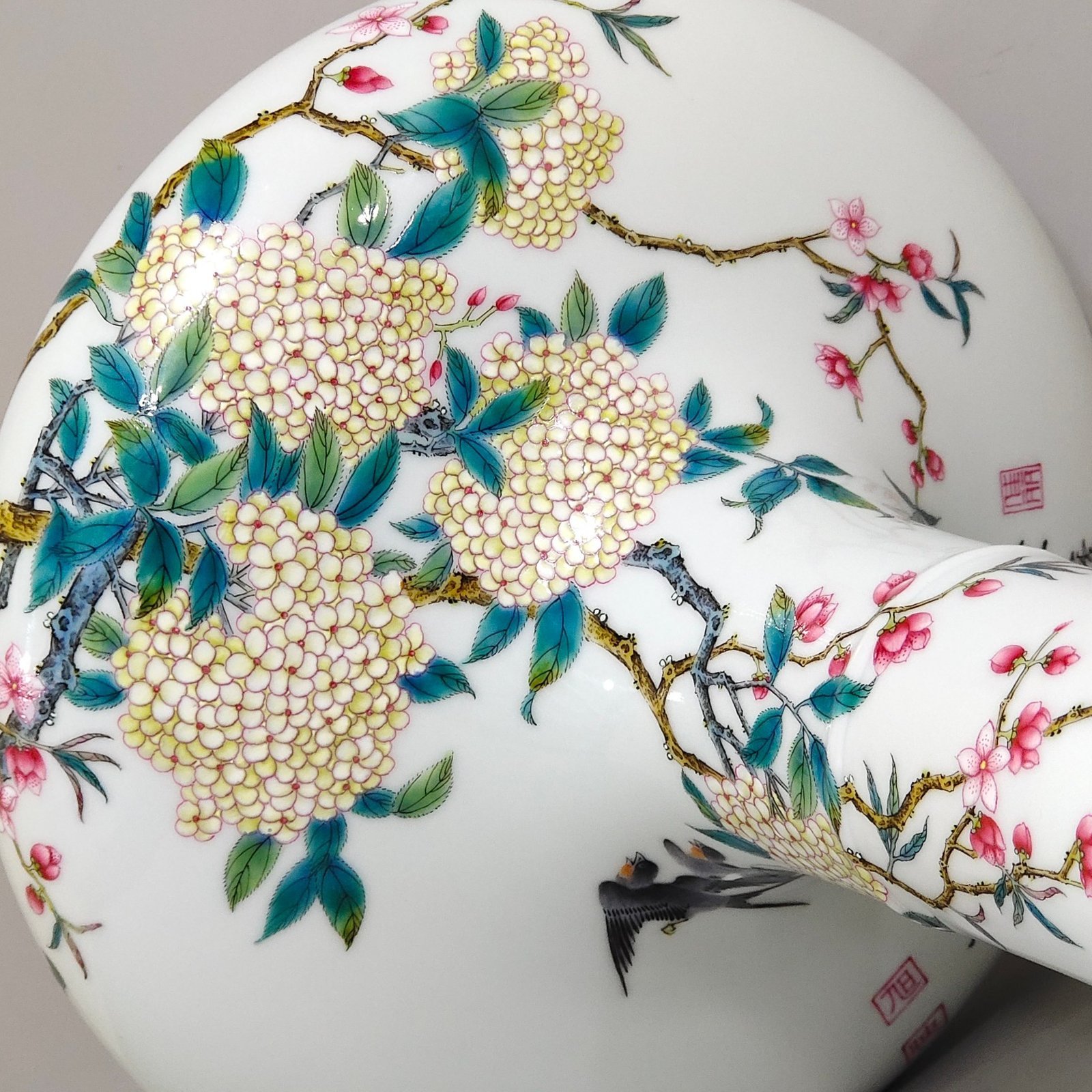 Qing Dynasty Yongzheng hydrangea spring swallow flat belly vase