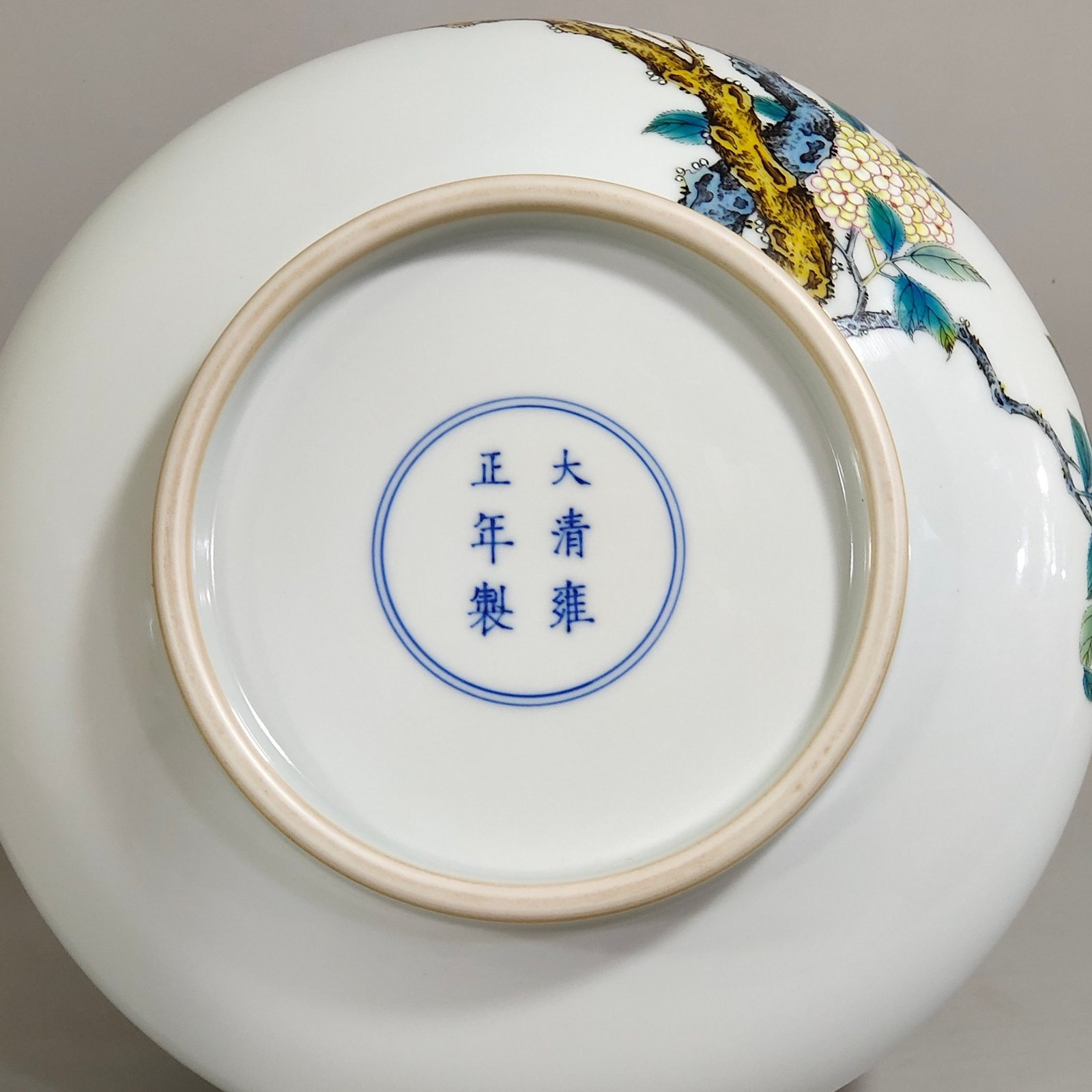 Qing Dynasty Yongzheng hydrangea spring swallow flat belly vase