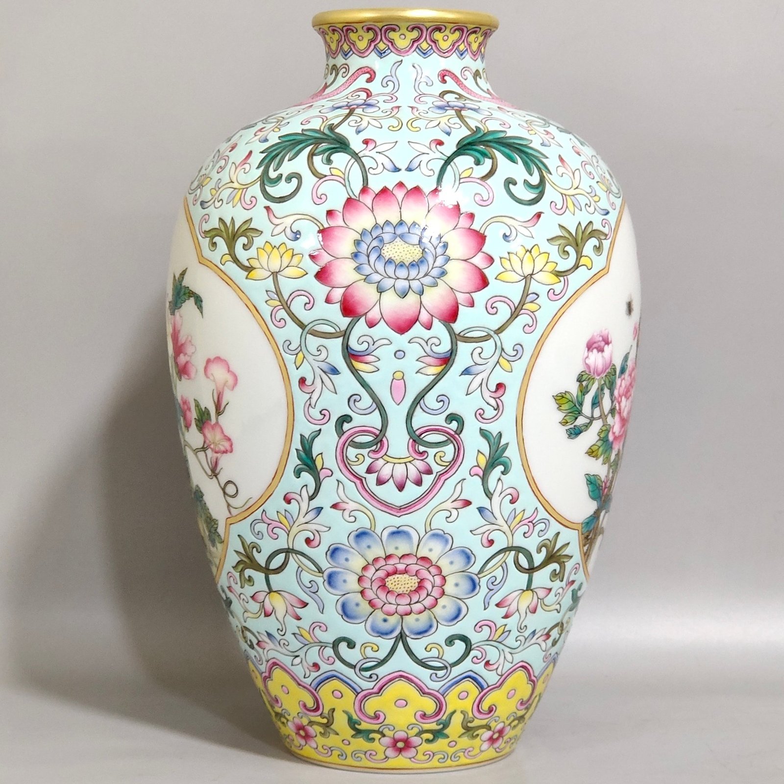 Qing Dynasty Yongzheng green space window flower plum vase