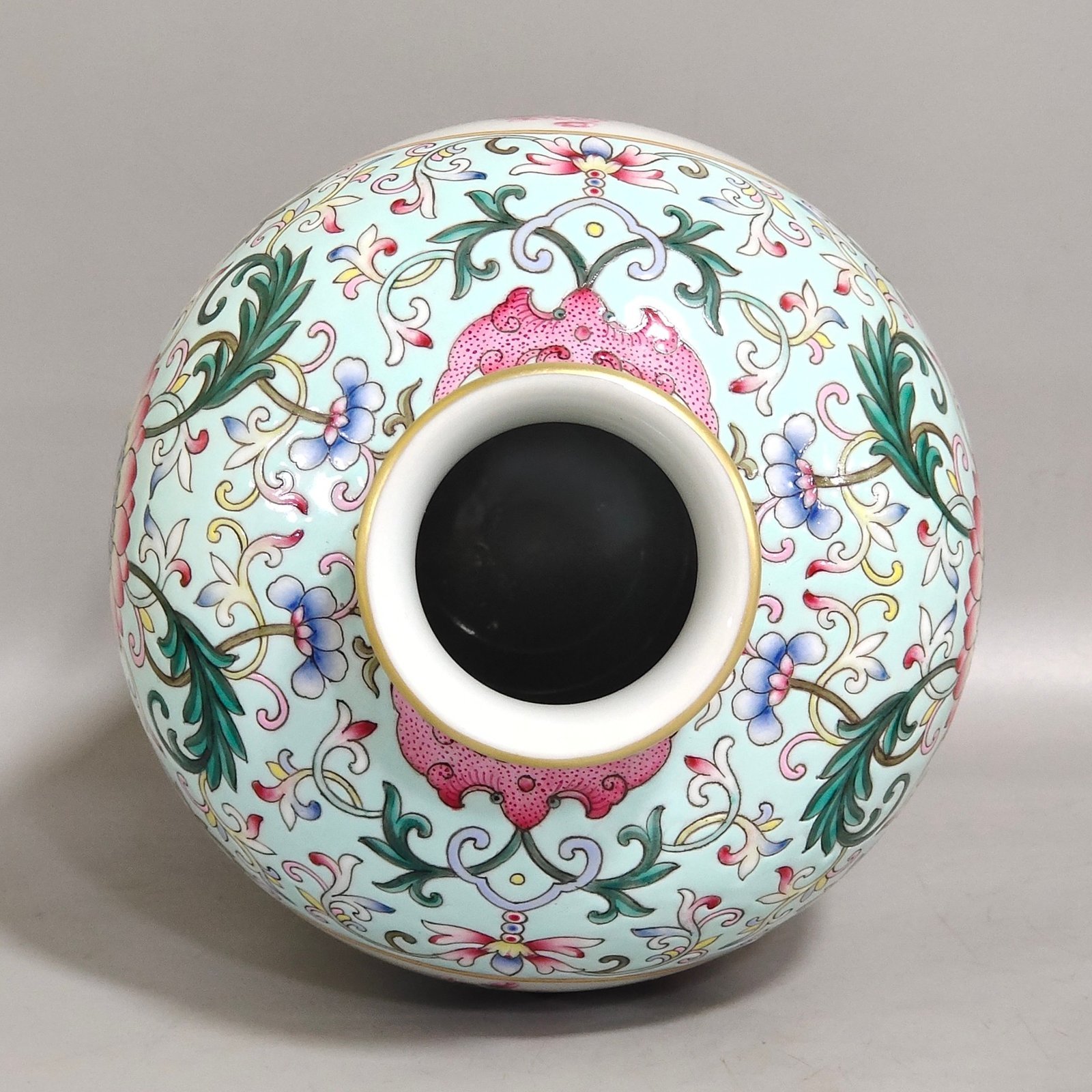 Qing Dynasty Yongzheng green space window flower plum vase