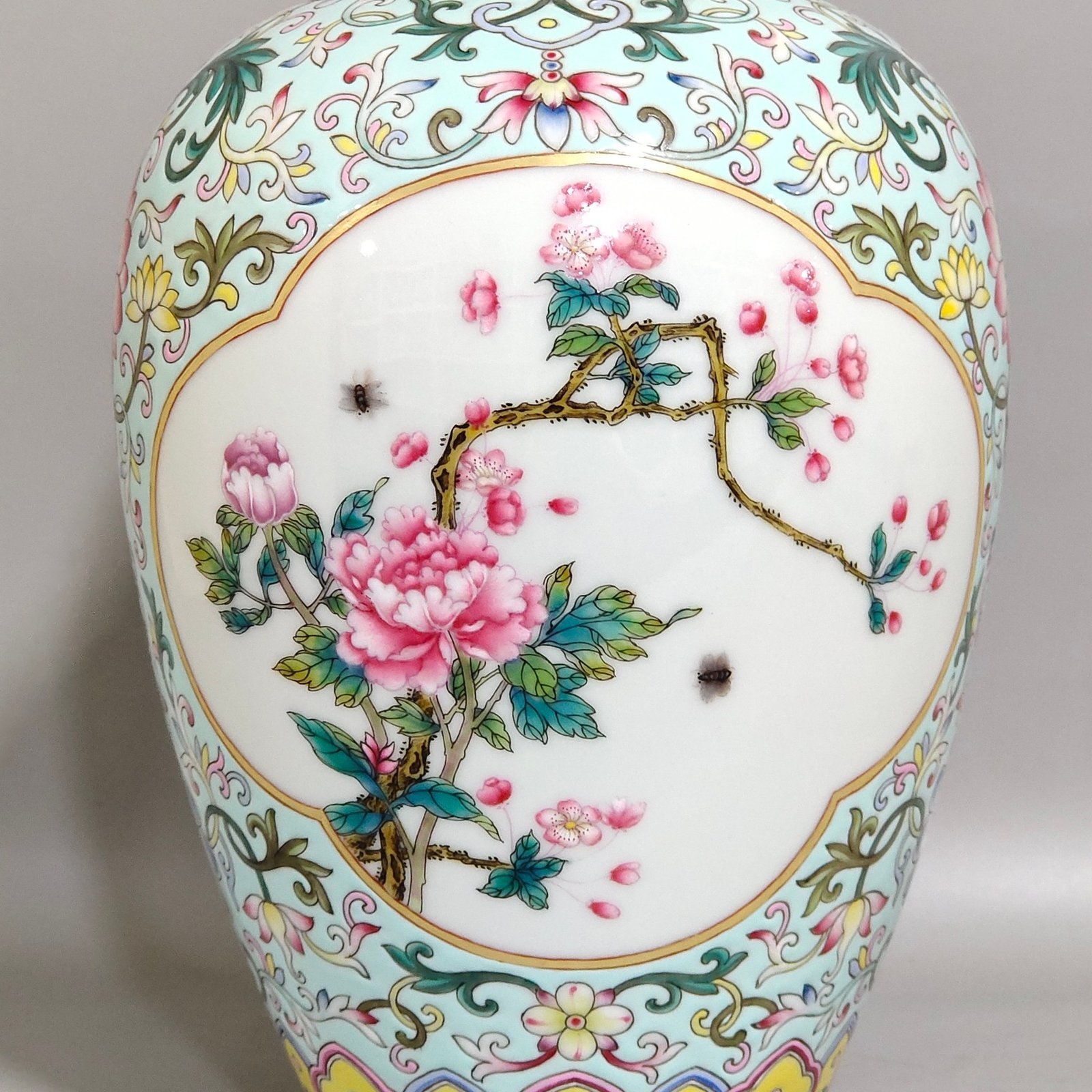 Qing Dynasty Yongzheng green space window flower plum vase