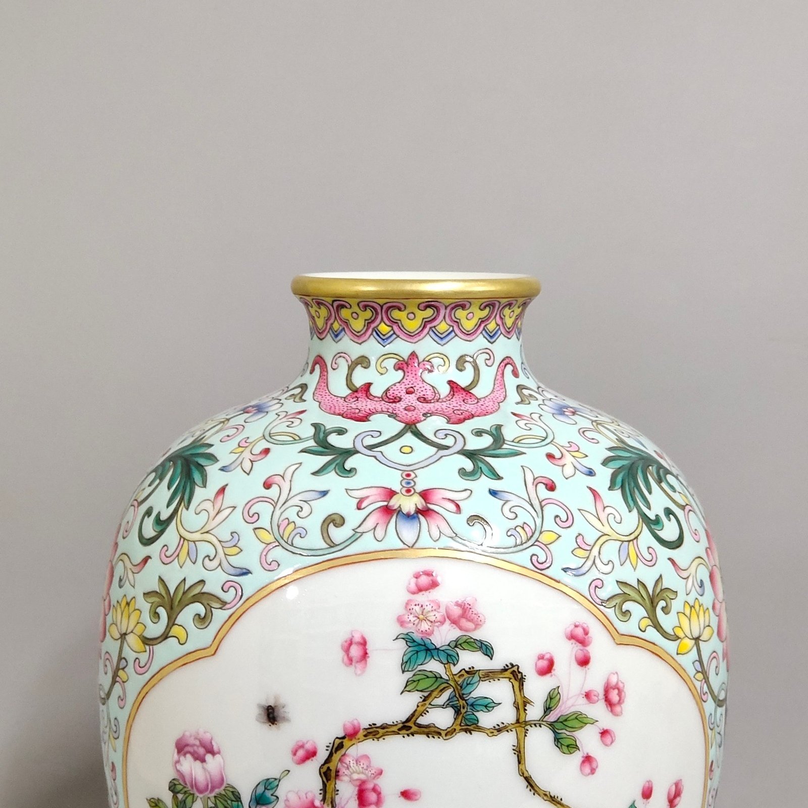 Qing Dynasty Yongzheng green space window flower plum vase