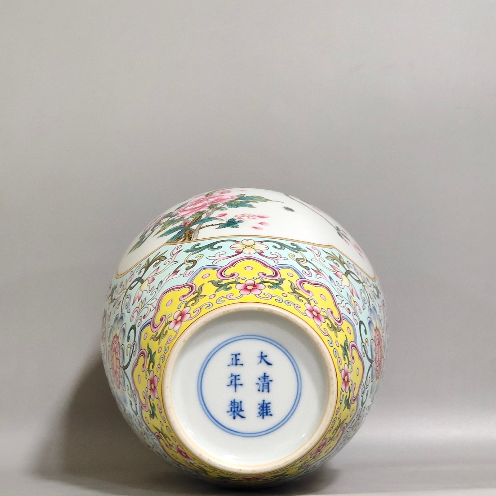 Qing Dynasty Yongzheng green space window flower plum vase