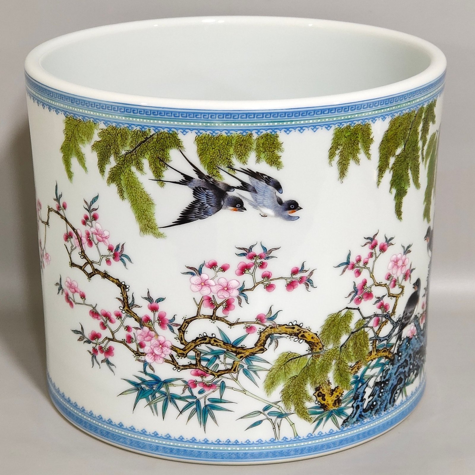 Qing Dynasty Yongzheng green edge apricot forest Chunyan poetry pen holder